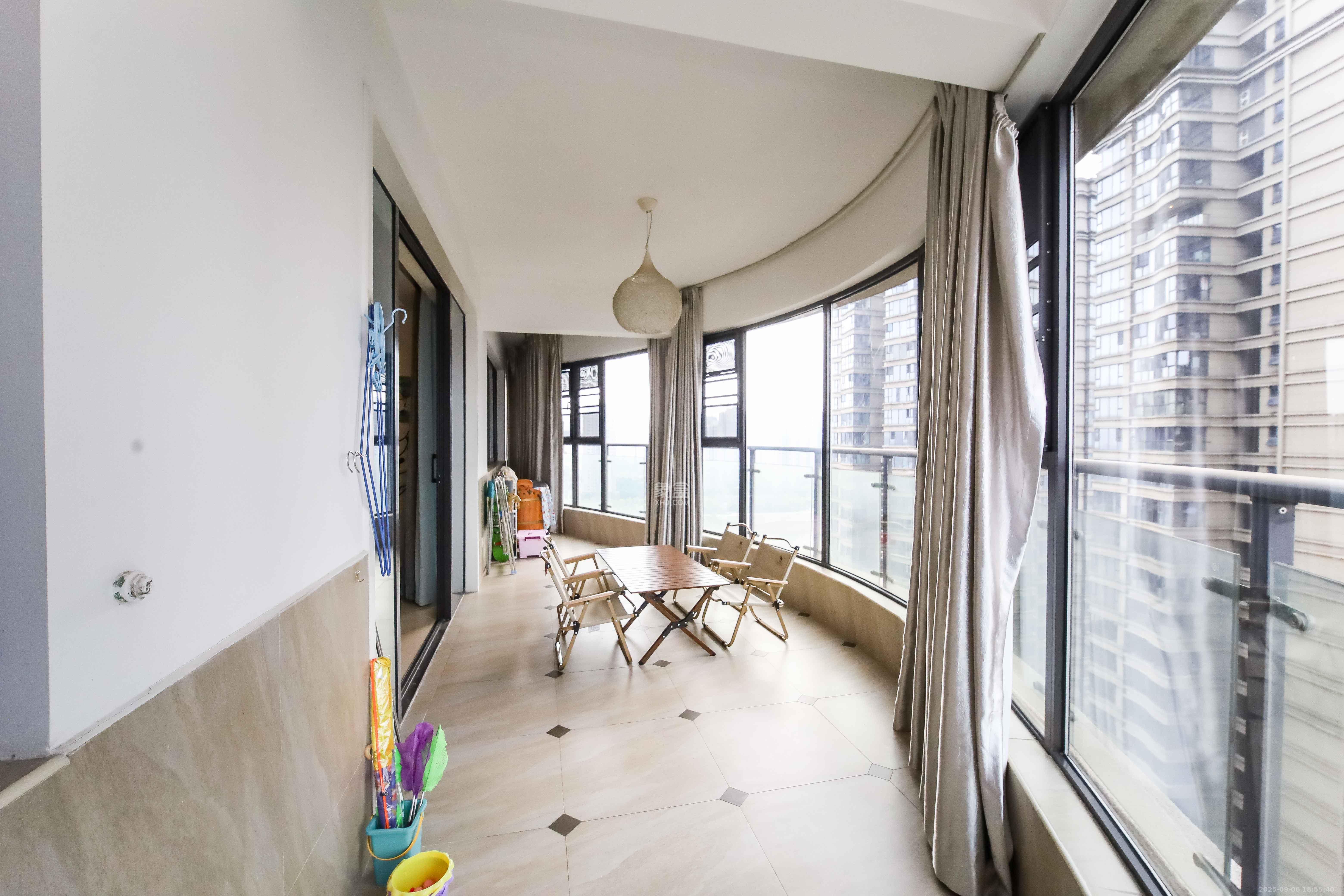 红橡华园(菲莎公馆)  3室2厅2卫    148.0万 红橡华园(菲莎公馆)  3室2厅2卫    148.0万阳台