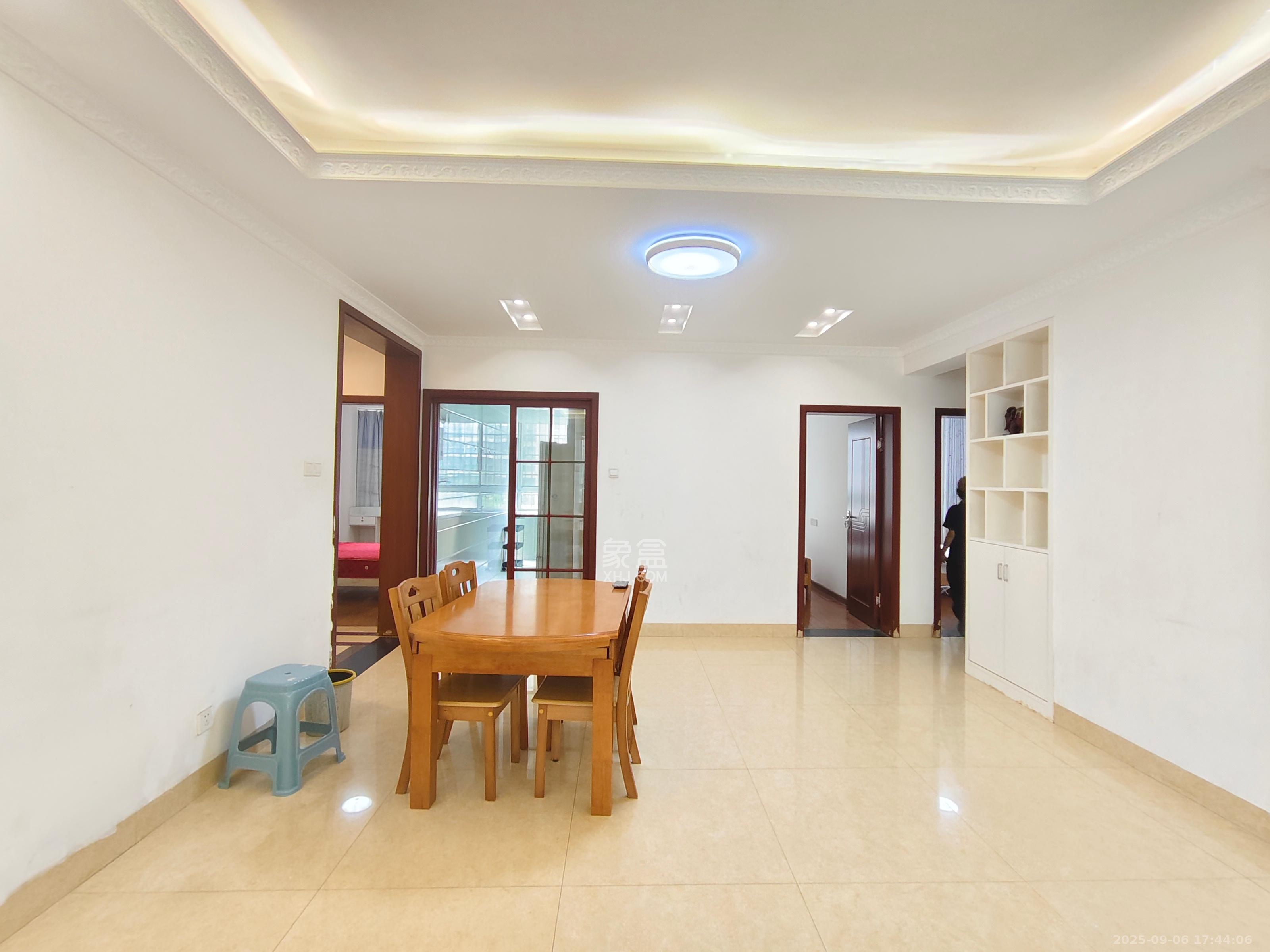 中房F联邦  1室2厅1卫    2800.0元/月 中房F联邦  1室2厅1卫    2800.0元/月室内图