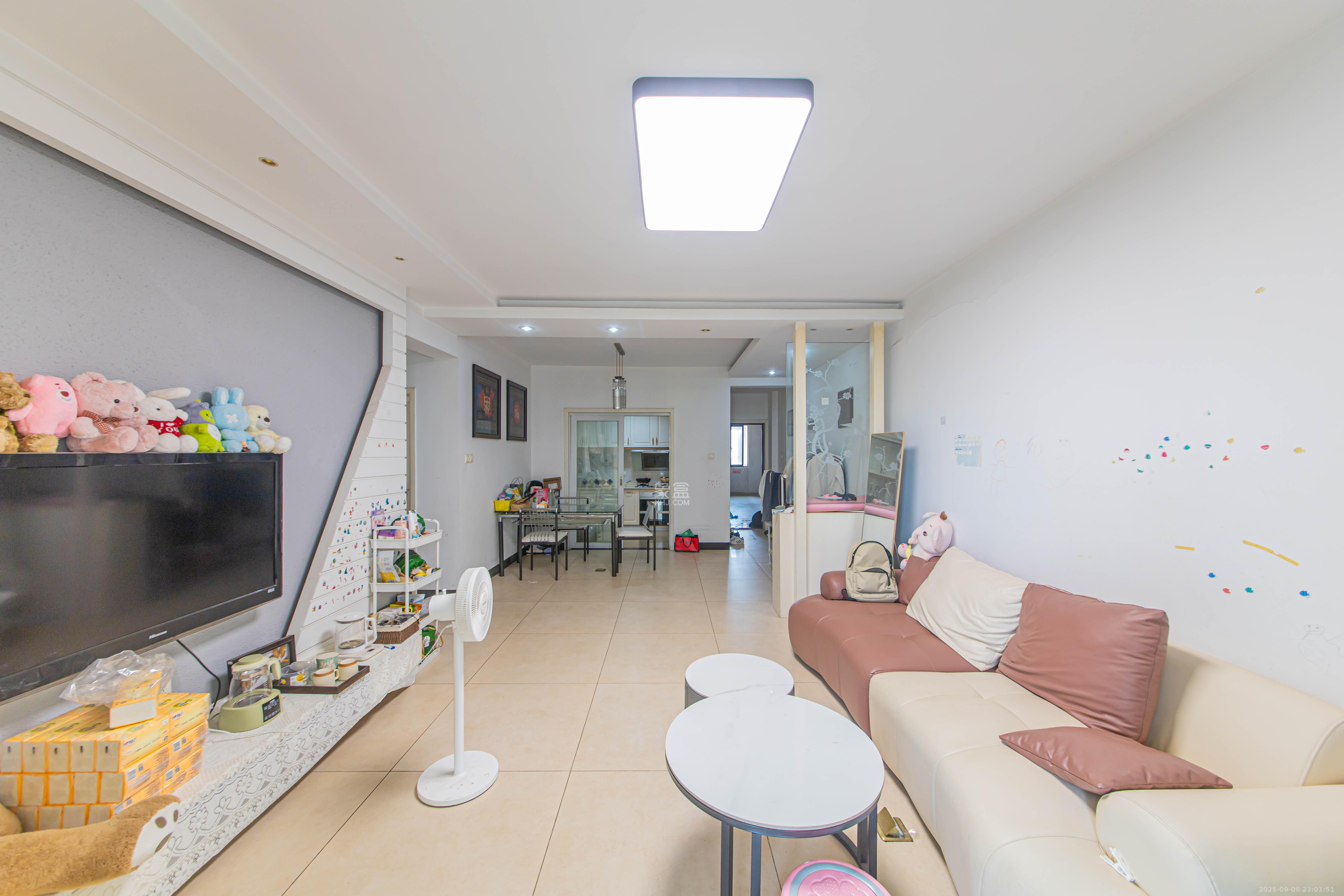 保利花园 2室1厅1卫 68.0万 保利花园 2室1厅1卫 68.0万客厅