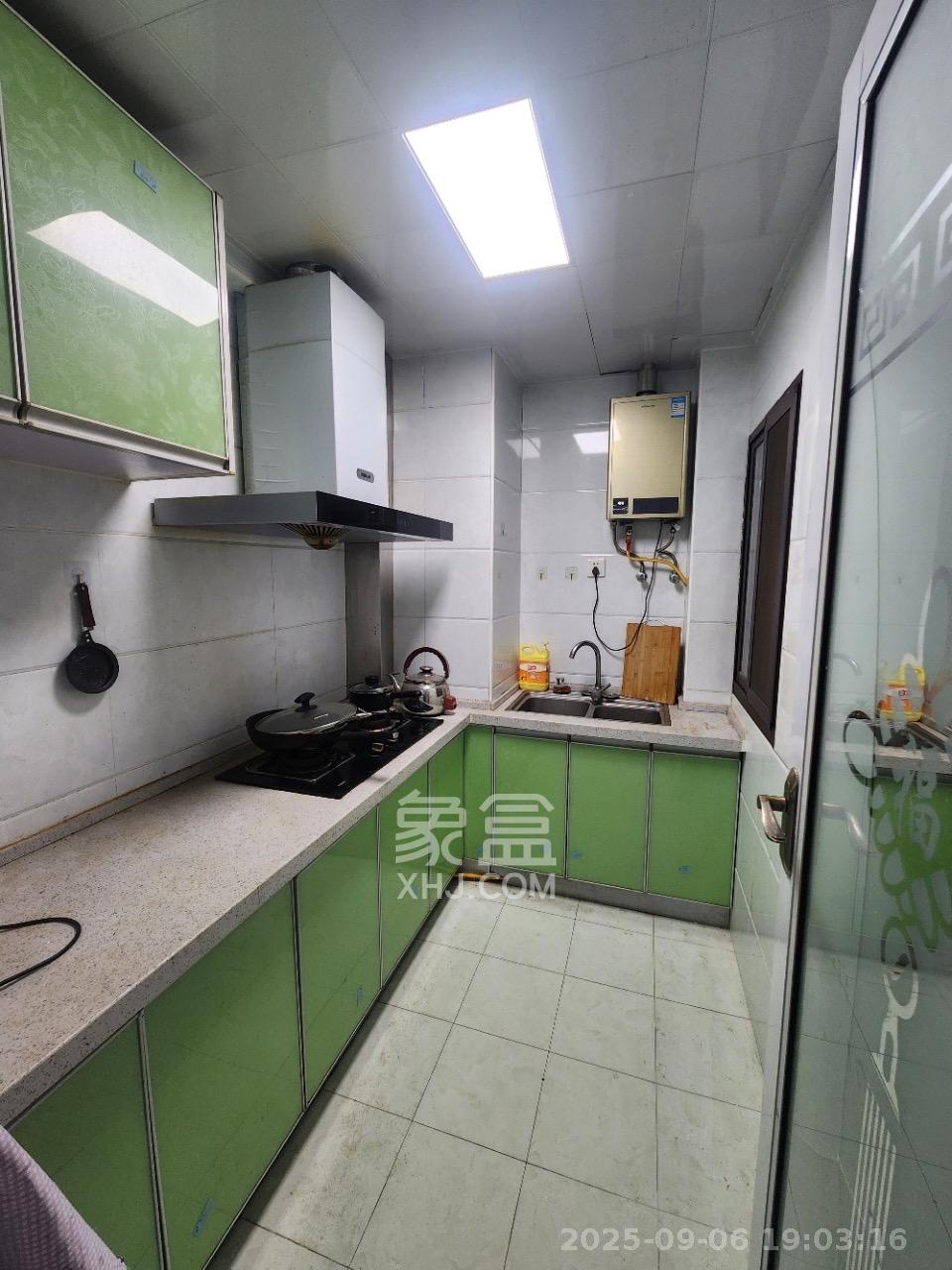 绿地中央广场  2室2厅1卫    2300.0元/月室内图