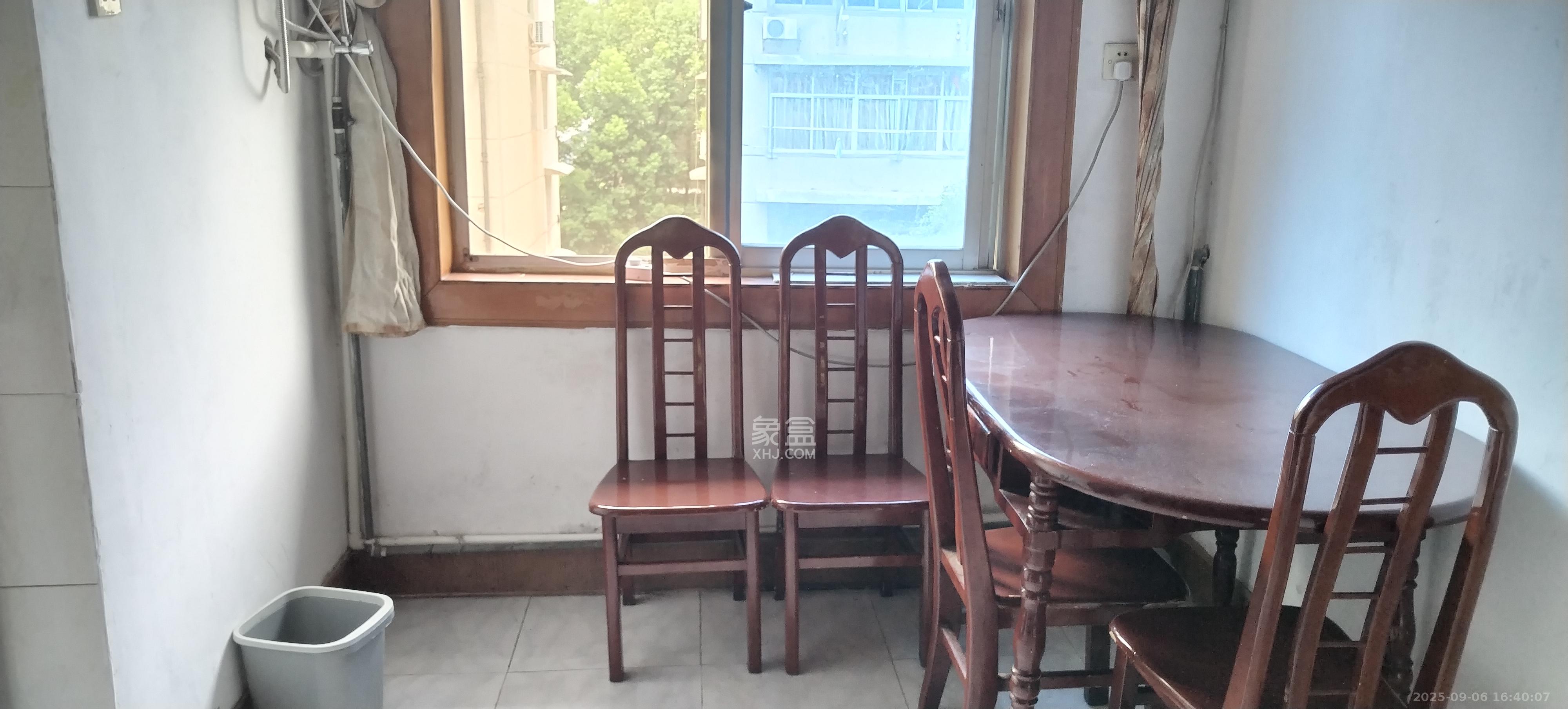 女子监狱单位宿舍  2室2厅1卫    1400.0元/月 女子监狱单位宿舍  2室2厅1卫    1400.0元/月