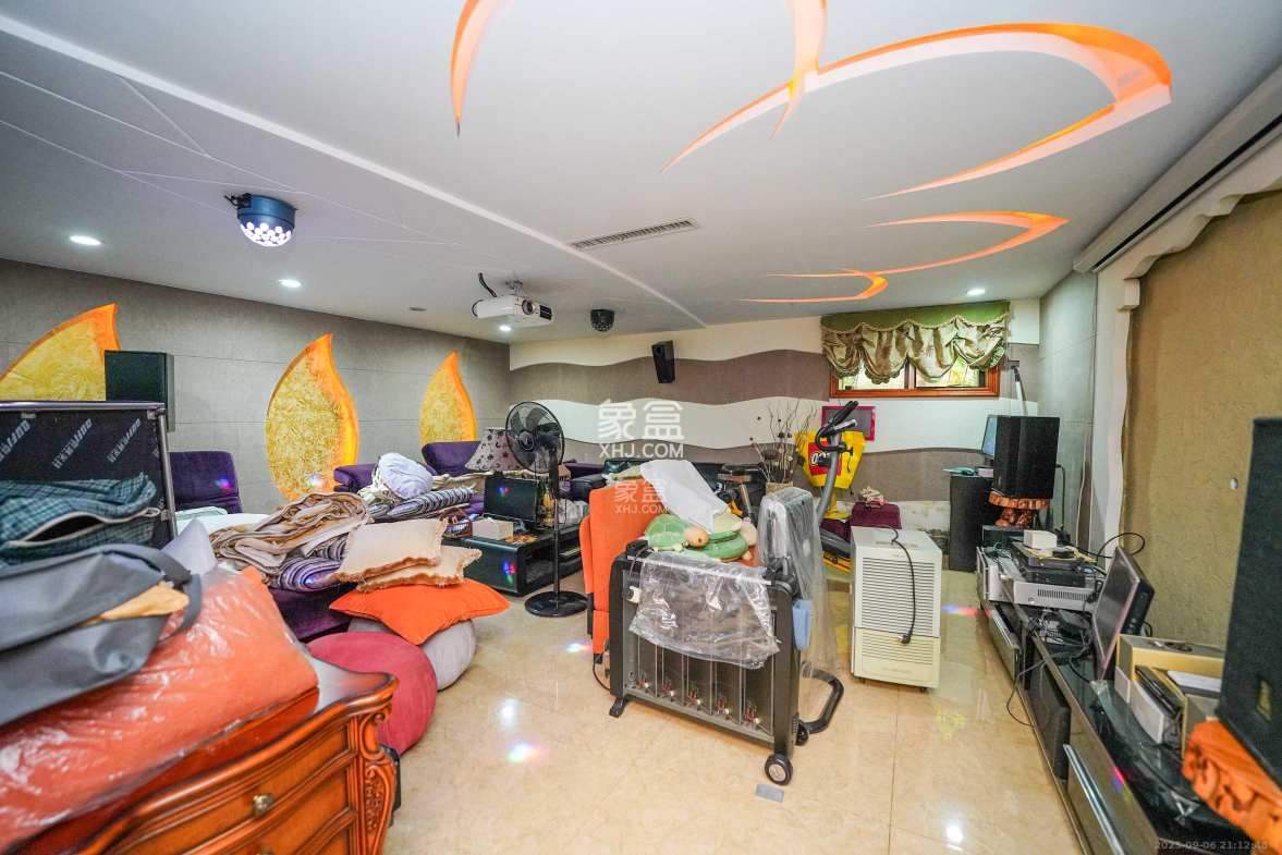 保利阆峰云墅 5室2厅4卫 868.0万 保利阆峰云墅 5室2厅4卫 868.0万卧室