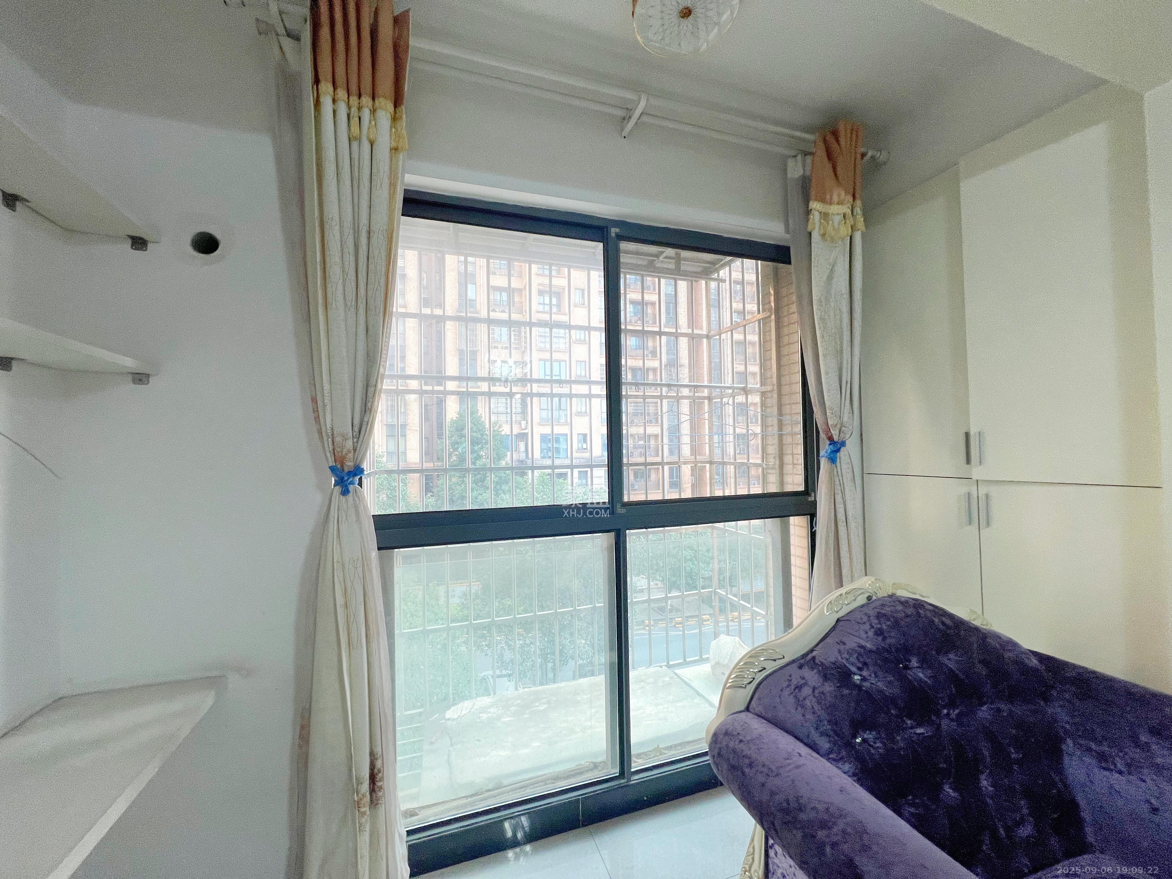 中城丽景香山园 2室2厅1卫 2500.0元/月 中城丽景香山园 2室2厅1卫 2500.0元/月室内图