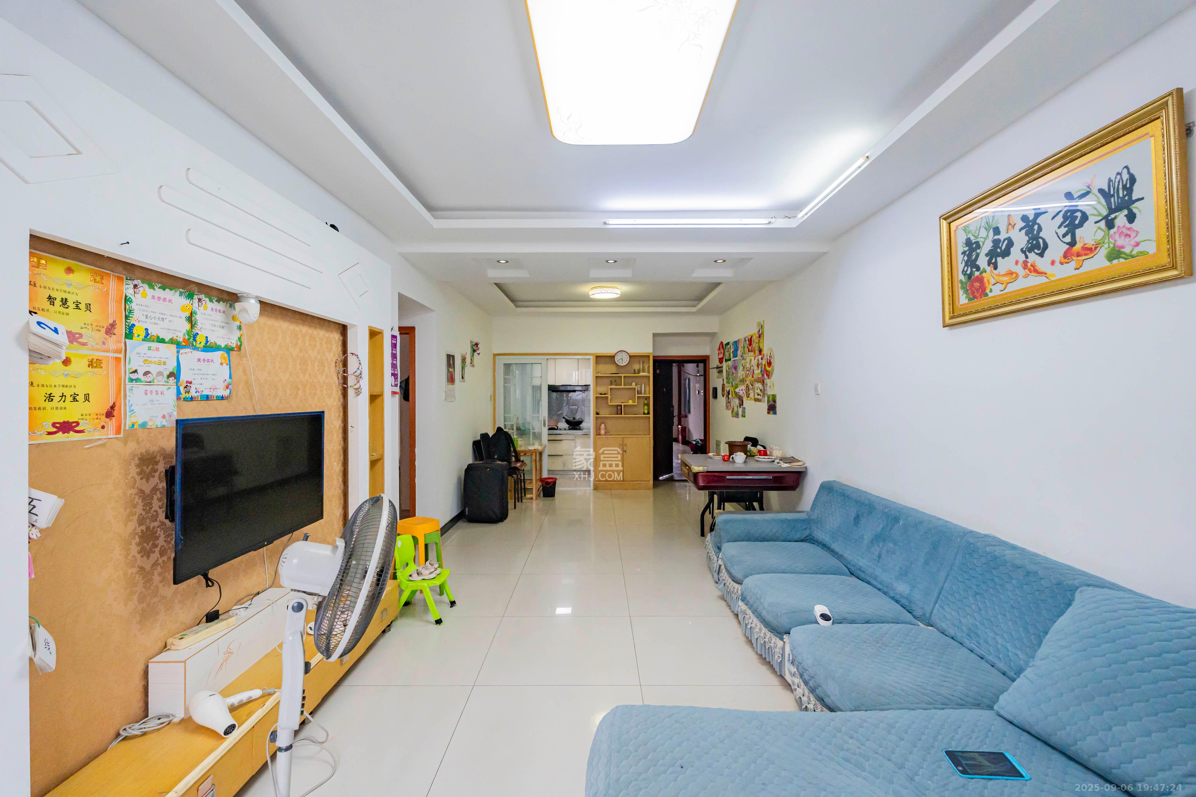 月畔湾  2室2厅1卫    81.0万客厅