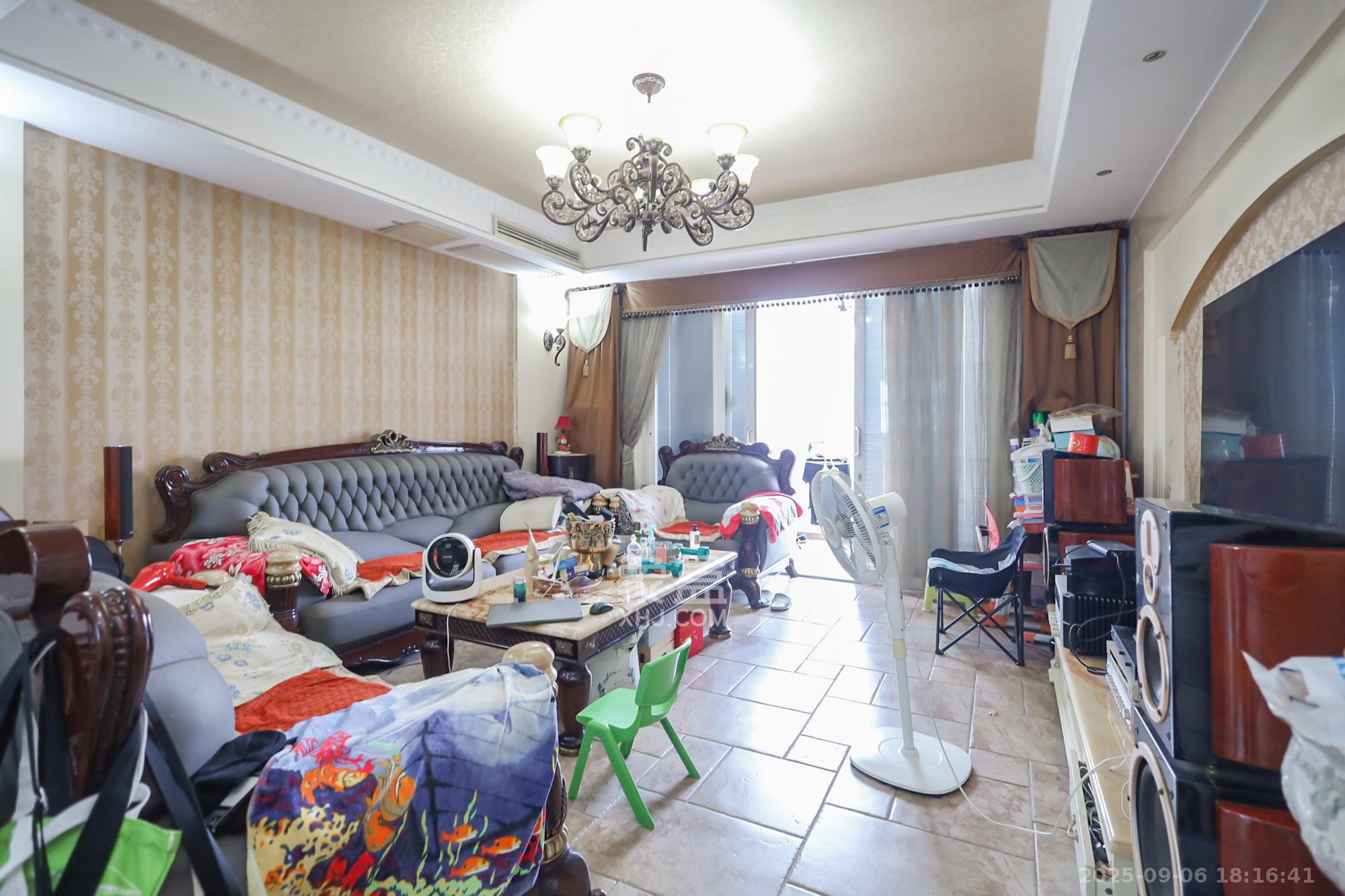 岳麓现代城  4室2厅2卫    229.0万客厅