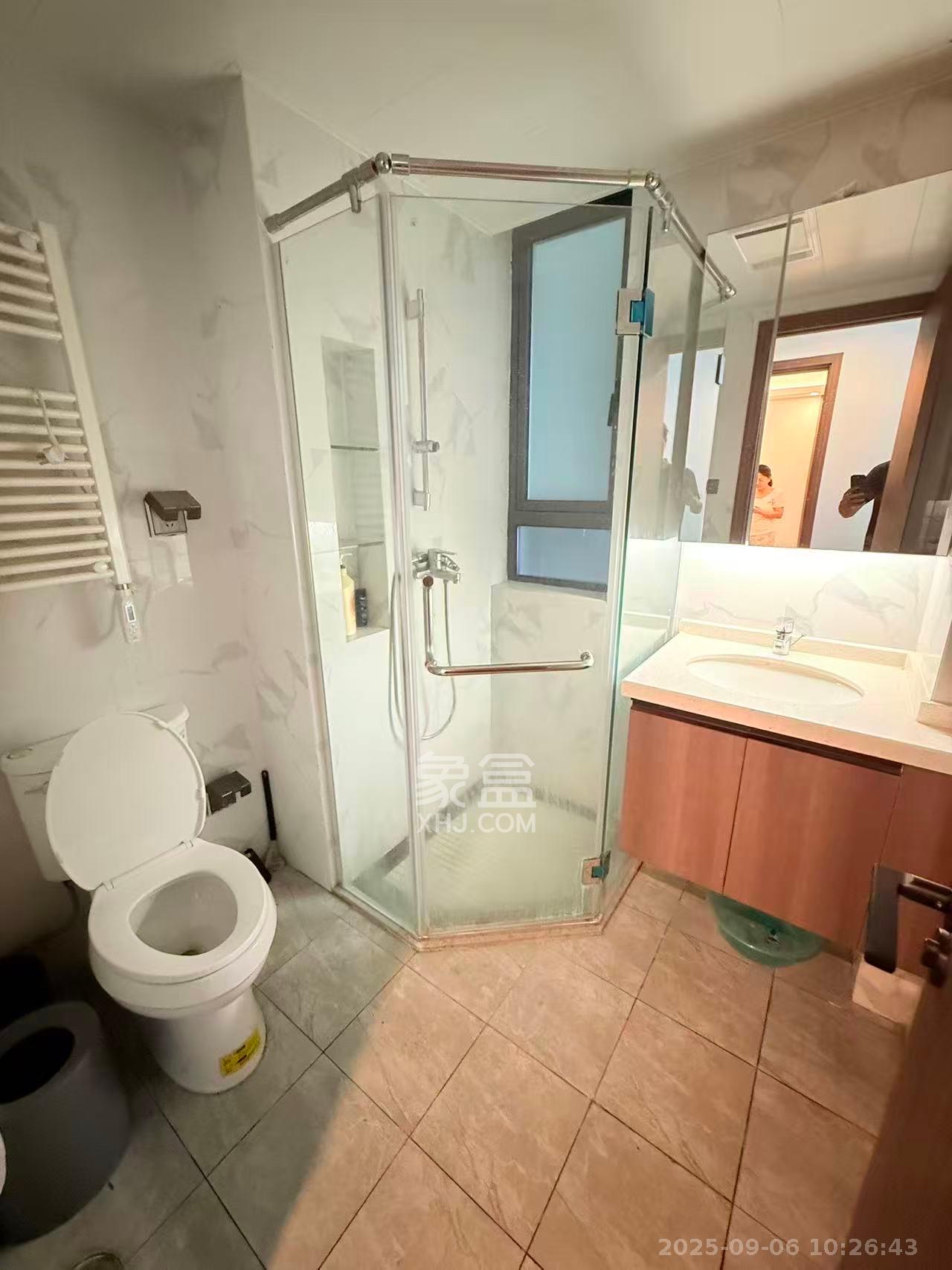 绿地V岛  3室2厅2卫    3800.0元/月室内图