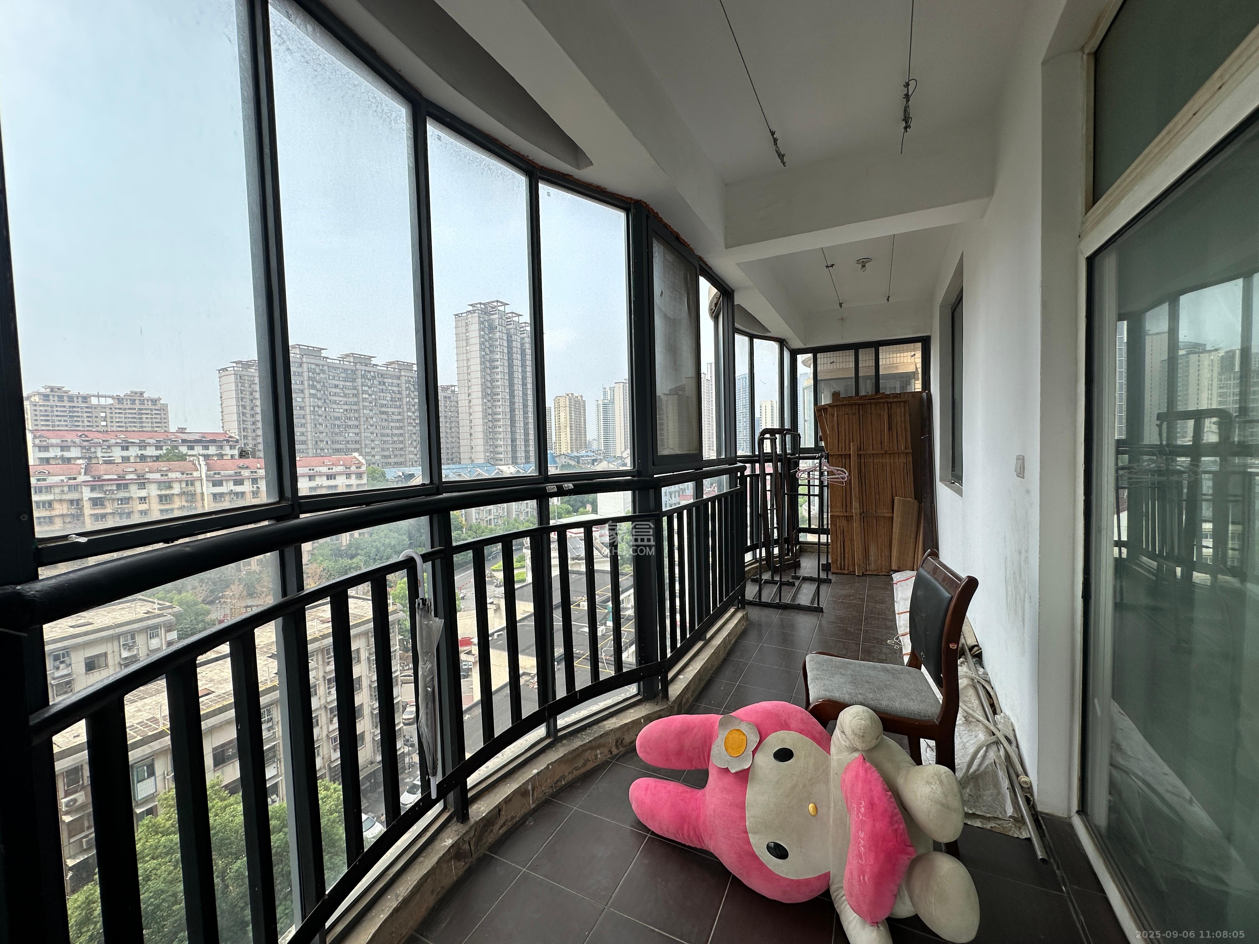 华丽家族  4室2厅2卫   2800.00元/月室内图