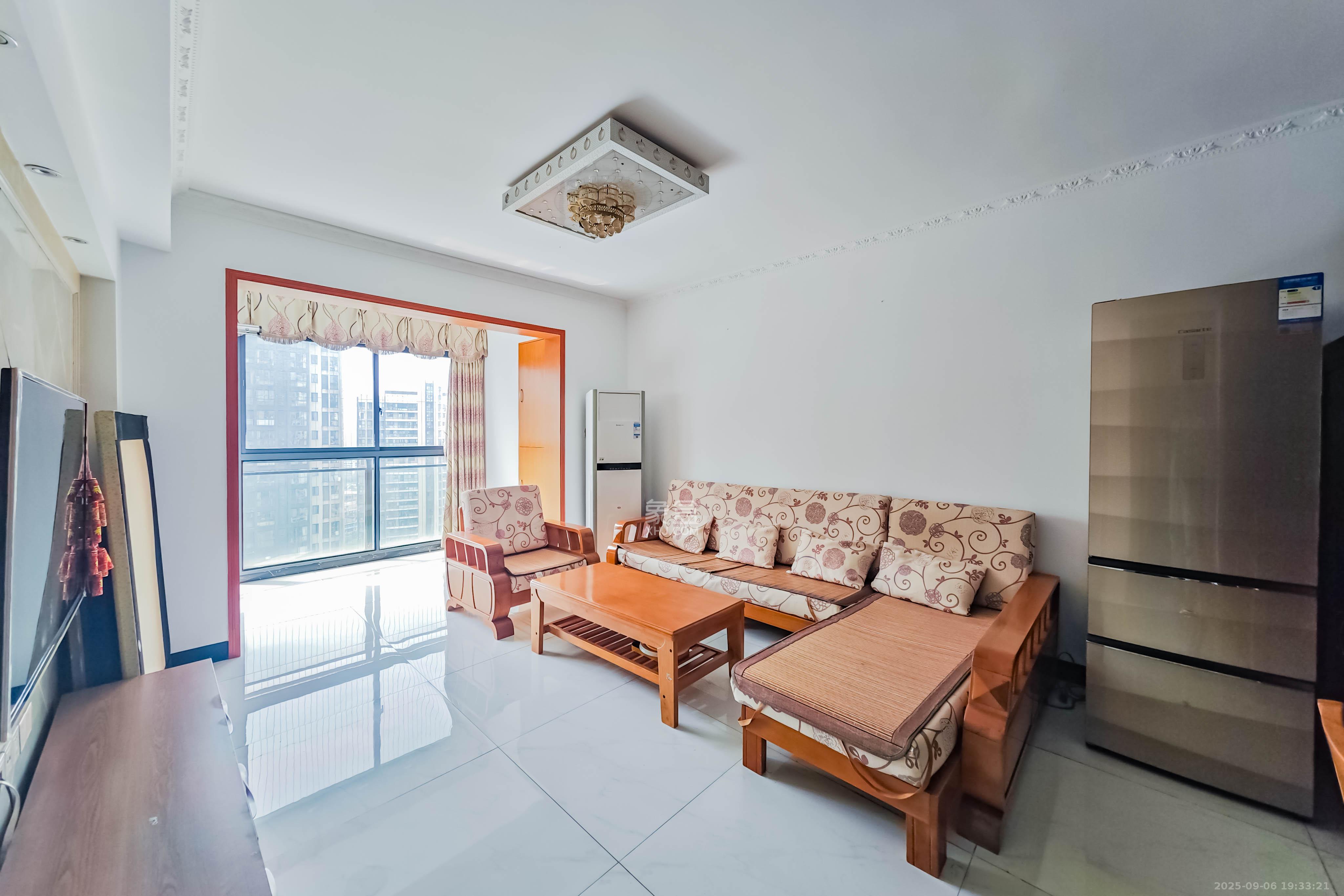 融科东南海  3室2厅2卫    95.0万客厅