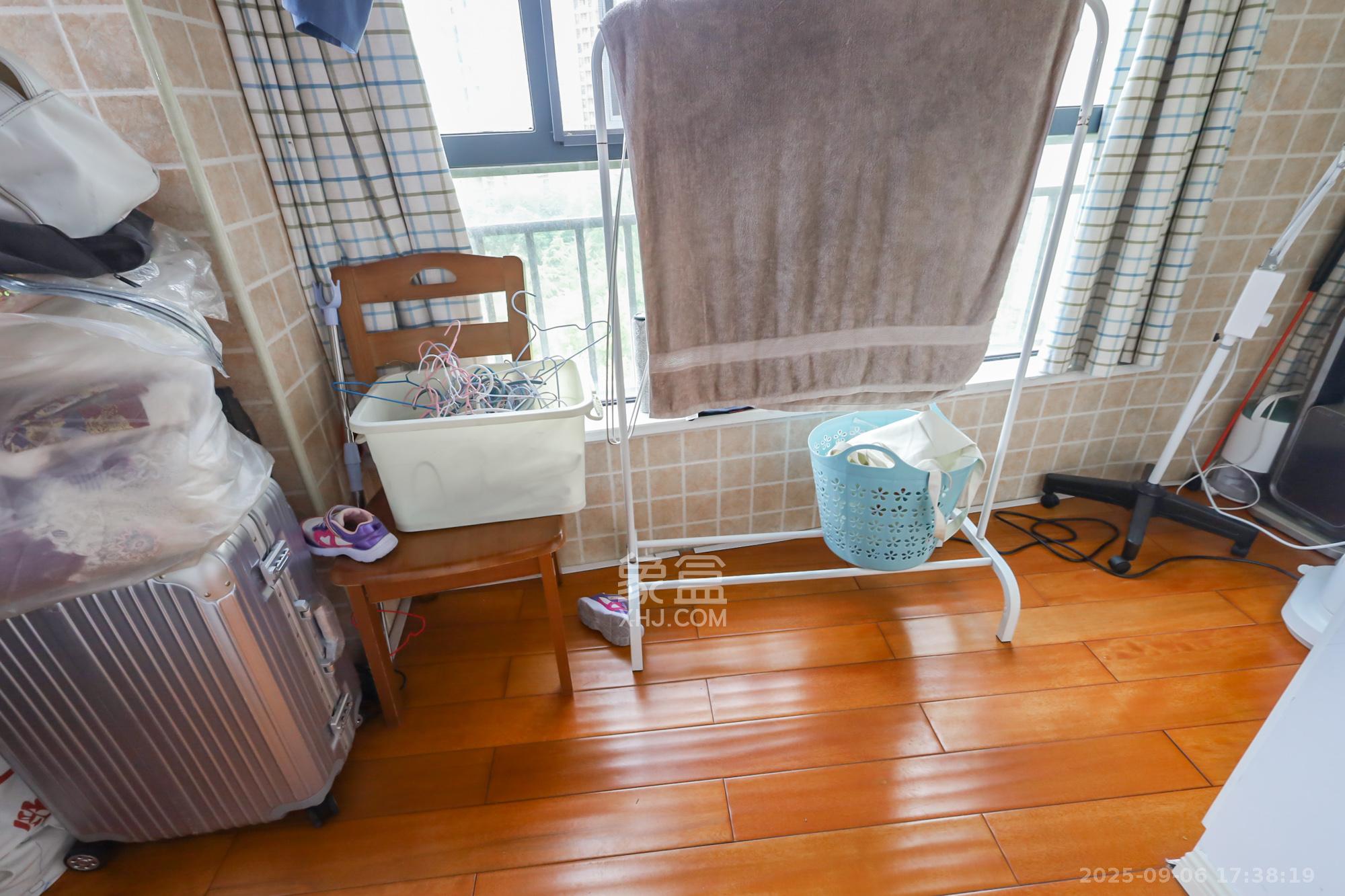兰亭都荟（璟峰苑）  1室2厅1卫   108.00万阳台