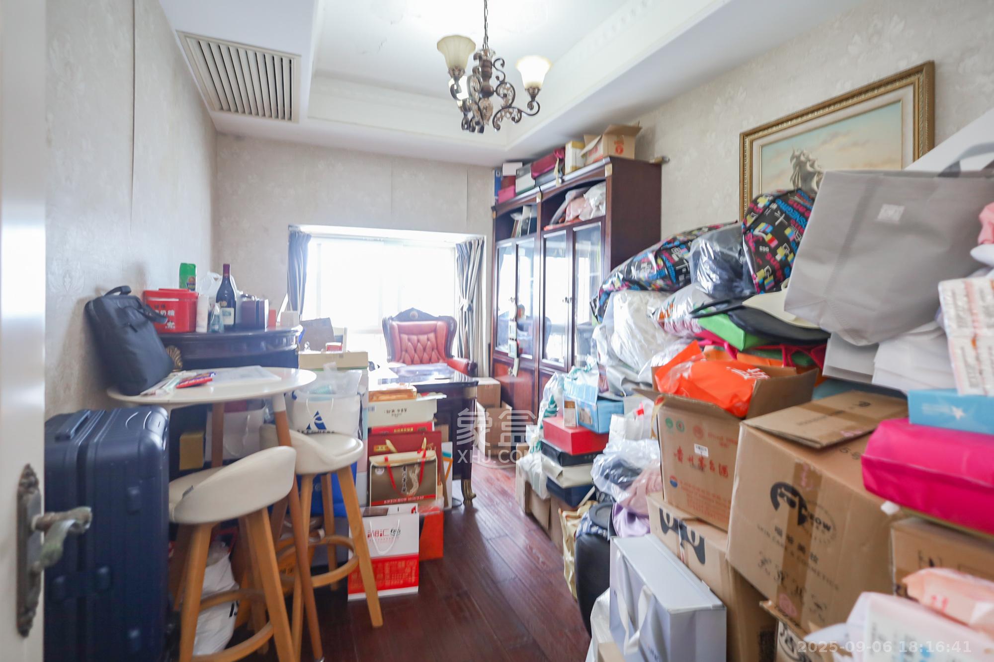 岳麓现代城  4室2厅2卫    229.0万卧室