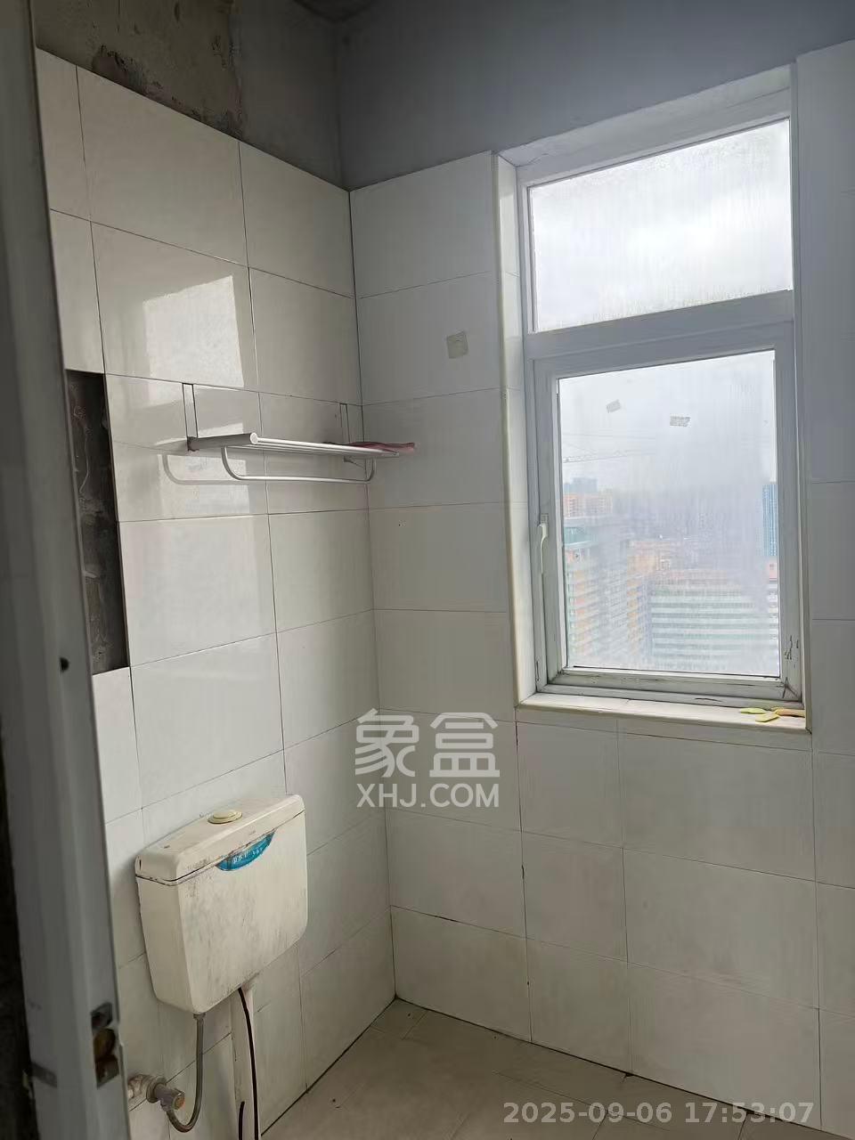 泊爱蓝湾  3室2厅2卫    2000.0元/月室内图