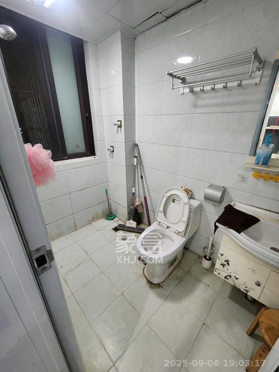 绿地中央广场  2室2厅1卫    2300.0元/月室内图