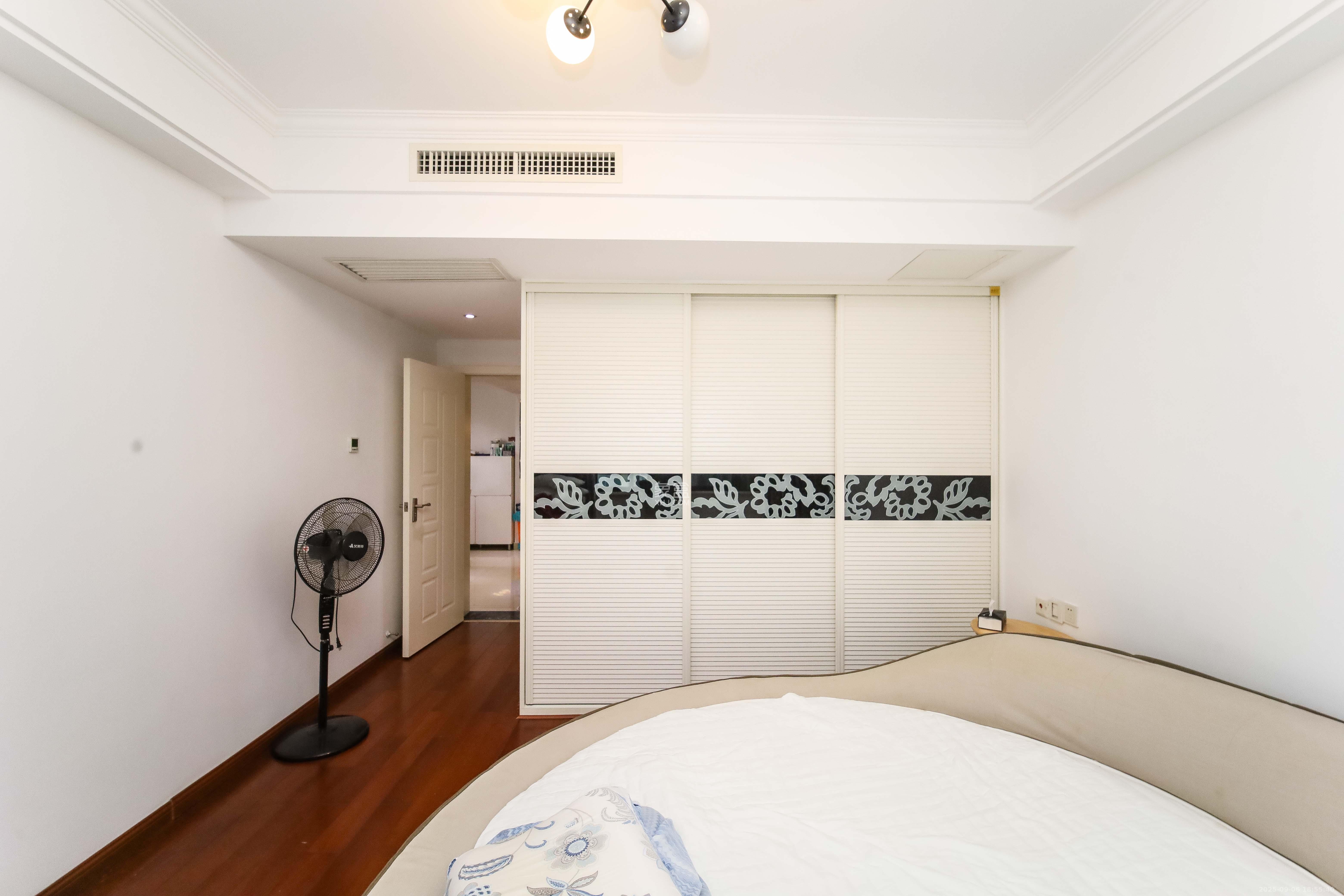 红橡华园(菲莎公馆)  3室2厅2卫    148.0万 红橡华园(菲莎公馆)  3室2厅2卫    148.0万卧室