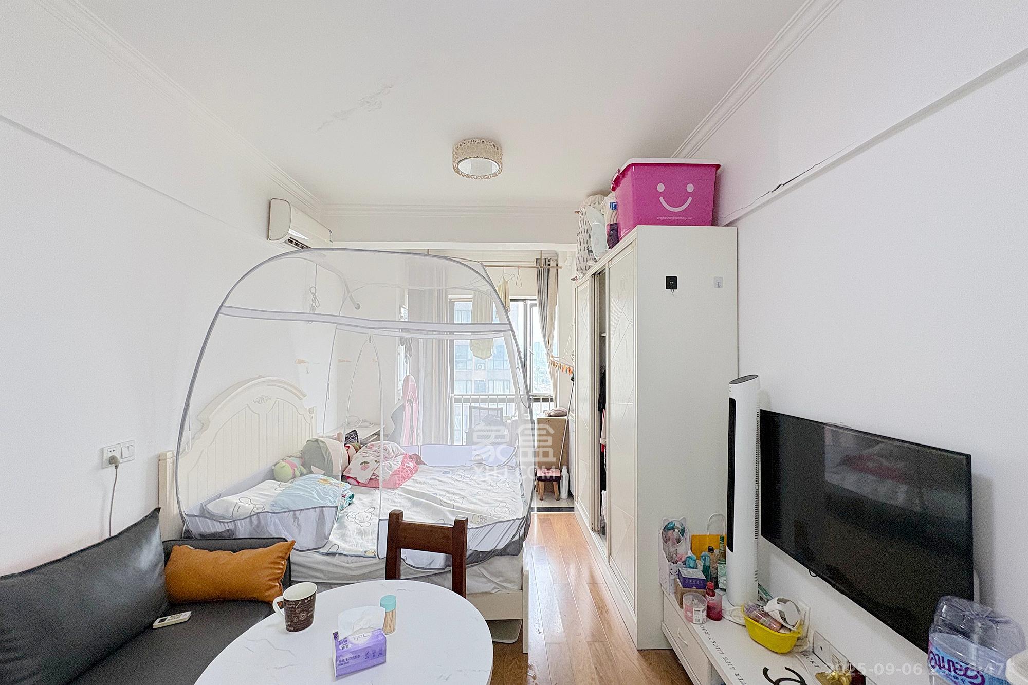 锦泰东环国际  1室1厅1卫    32.0万客厅