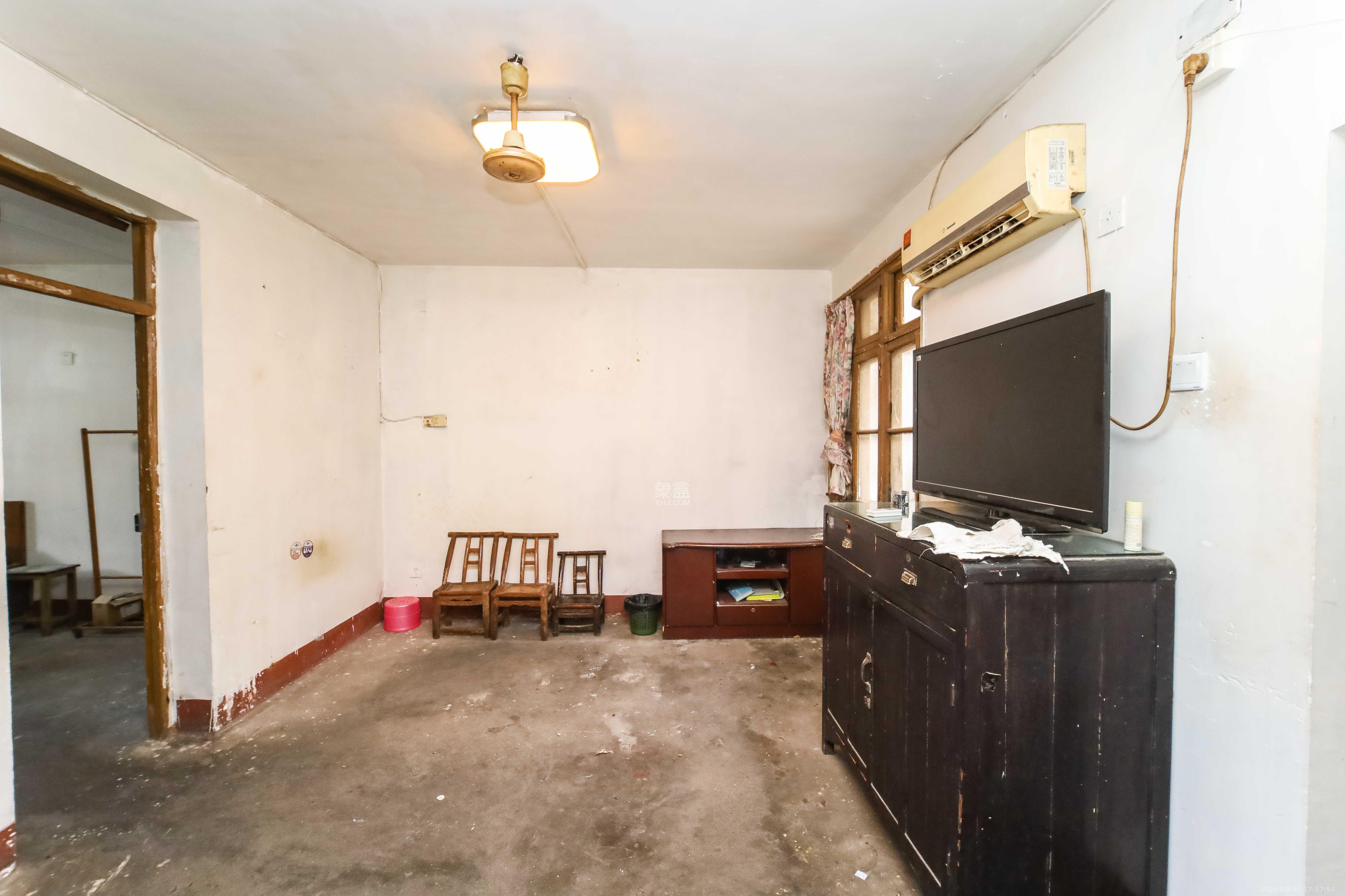 杨家山汽修厂宿舍  2室2厅1卫    32.0万 杨家山汽修厂宿舍  2室2厅1卫    32.0万客厅