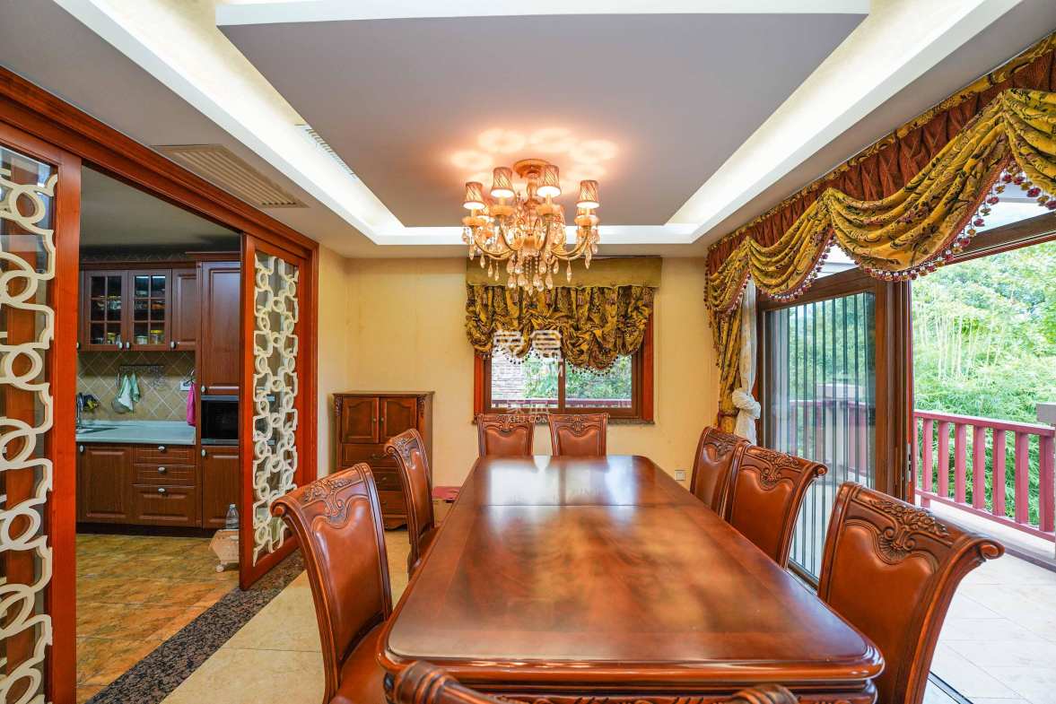 保利阆峰云墅 5室2厅4卫 868.0万 保利阆峰云墅 5室2厅4卫 868.0万客厅