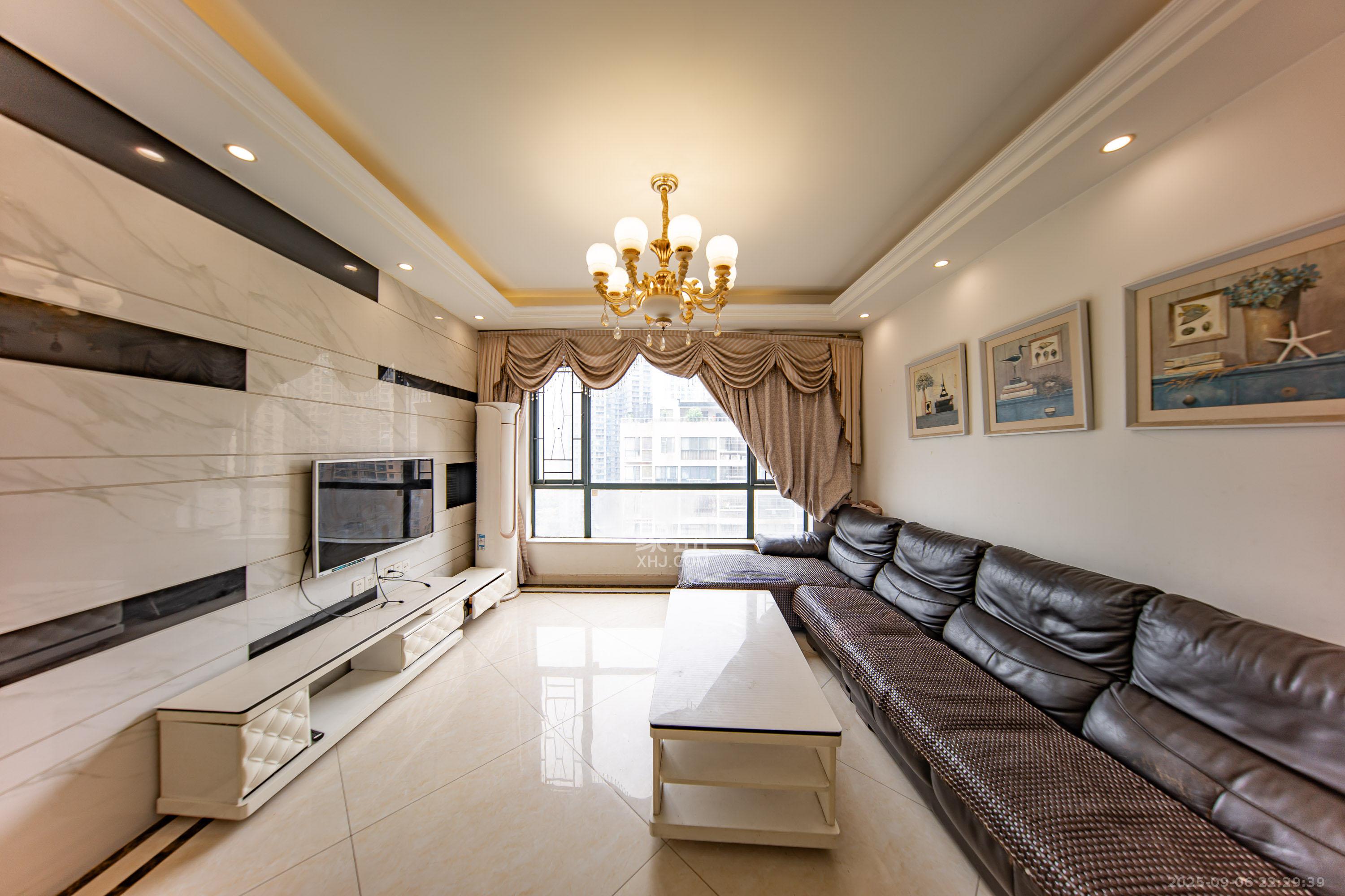 枫华府第  3室2厅1卫    79.0万 枫华府第  3室2厅1卫    79.0万客厅