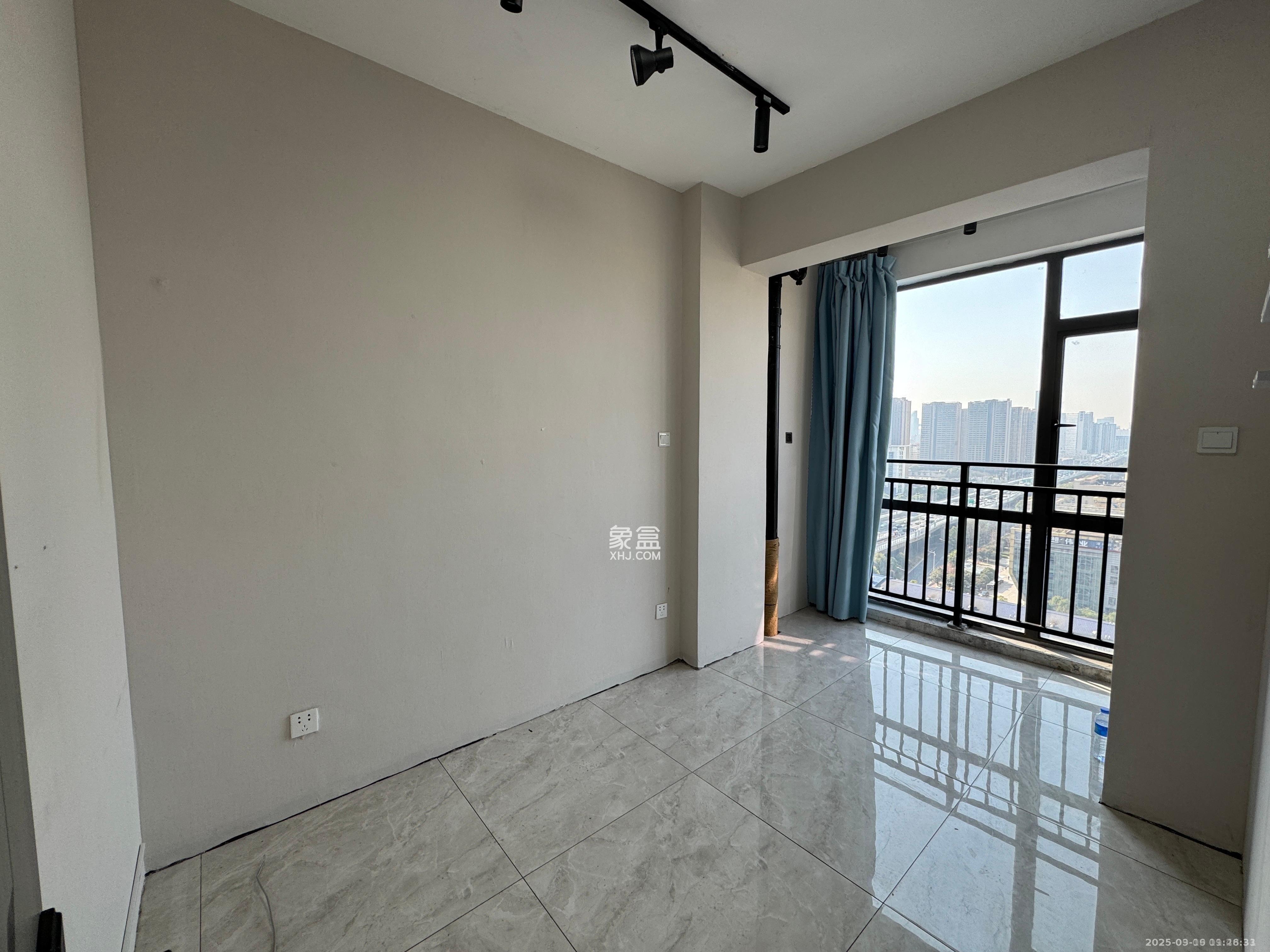 长房中庭国际(东郡华蓉广场) 5室1厅1卫 3000.0元/月 长房中庭国际(东郡华蓉广场) 5室1厅1卫 3000.0元/月室内图