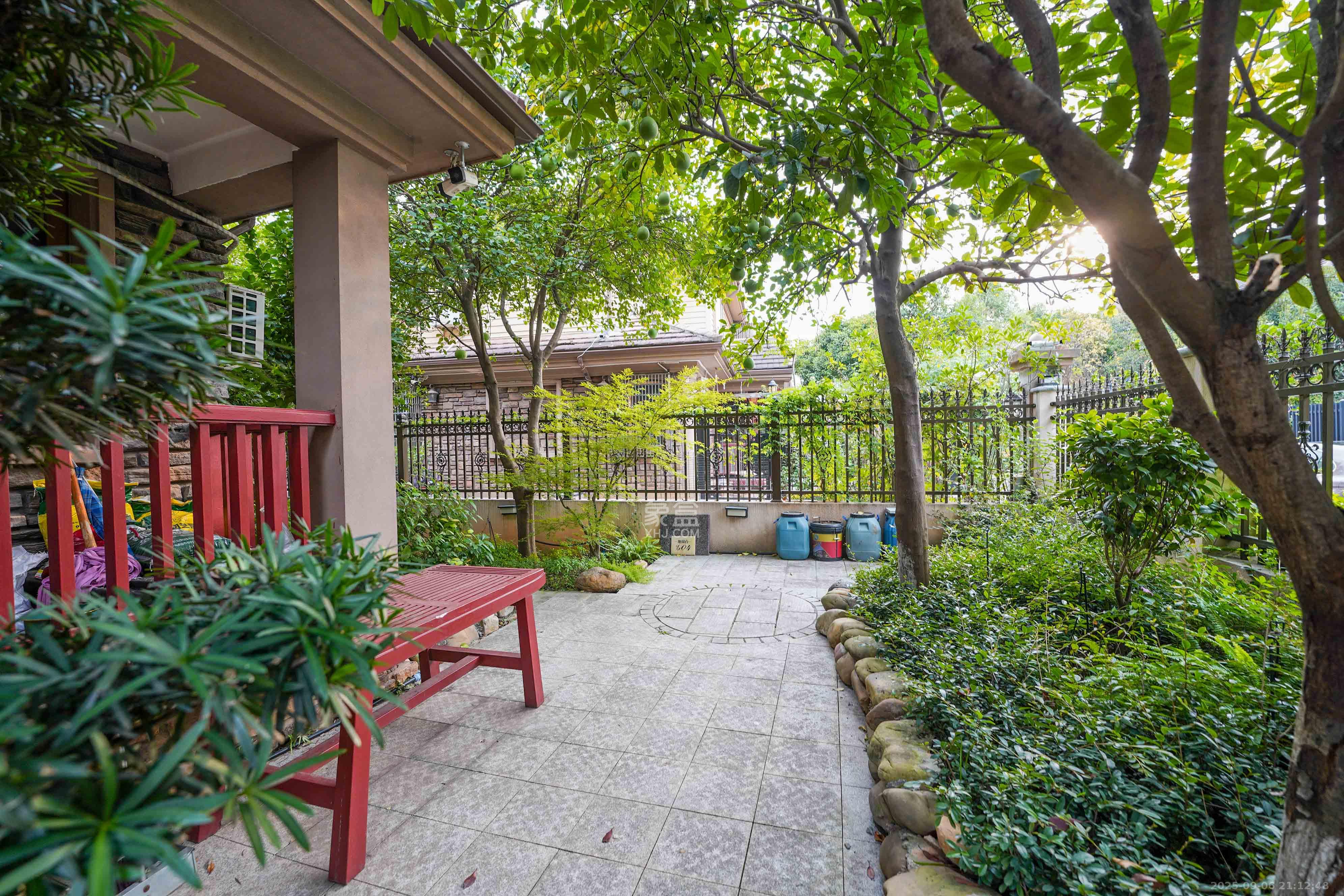 保利阆峰云墅 5室2厅4卫 868.0万 保利阆峰云墅 5室2厅4卫 868.0万阳台