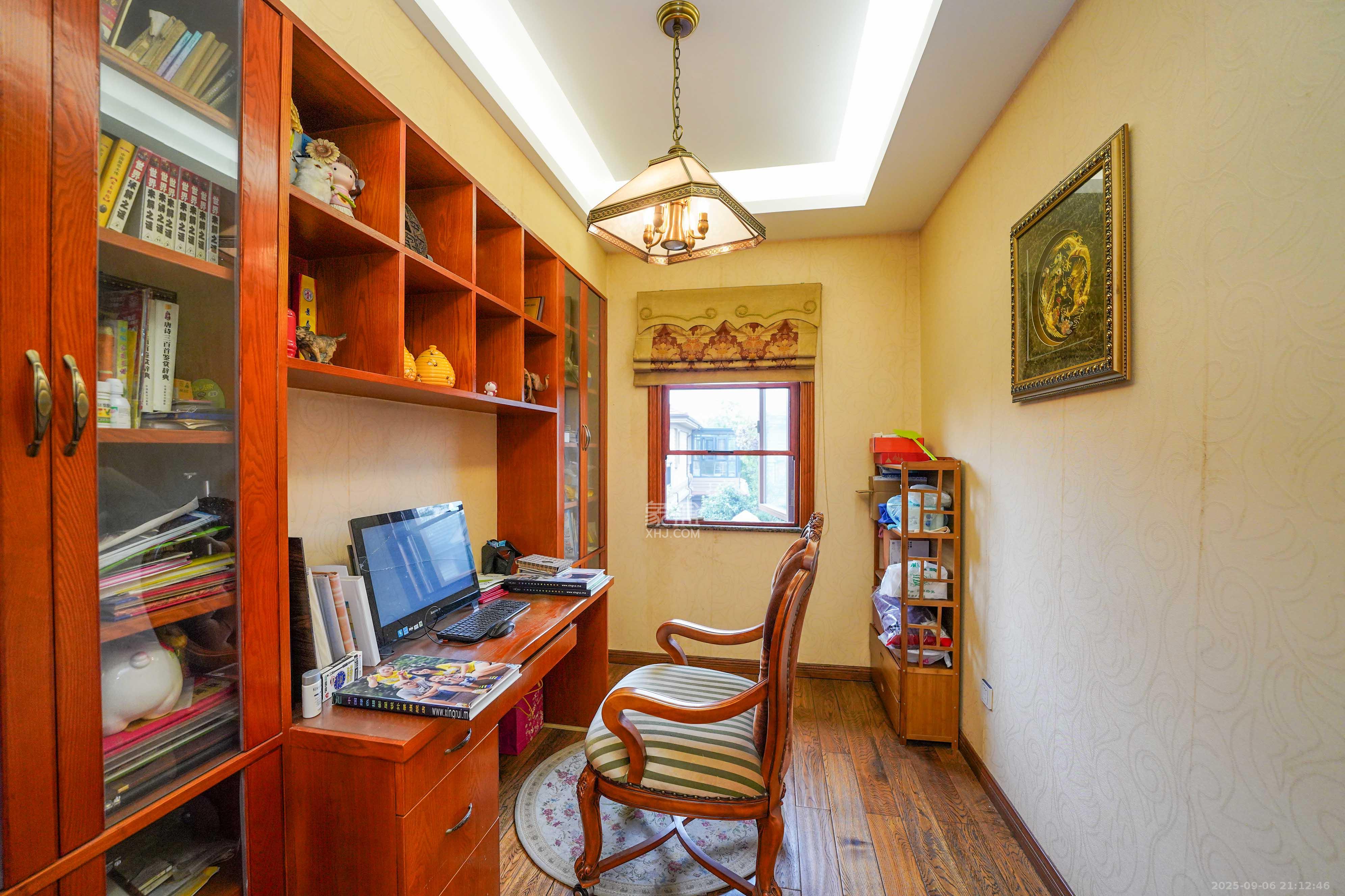 保利阆峰云墅 5室2厅4卫 868.0万 保利阆峰云墅 5室2厅4卫 868.0万卧室