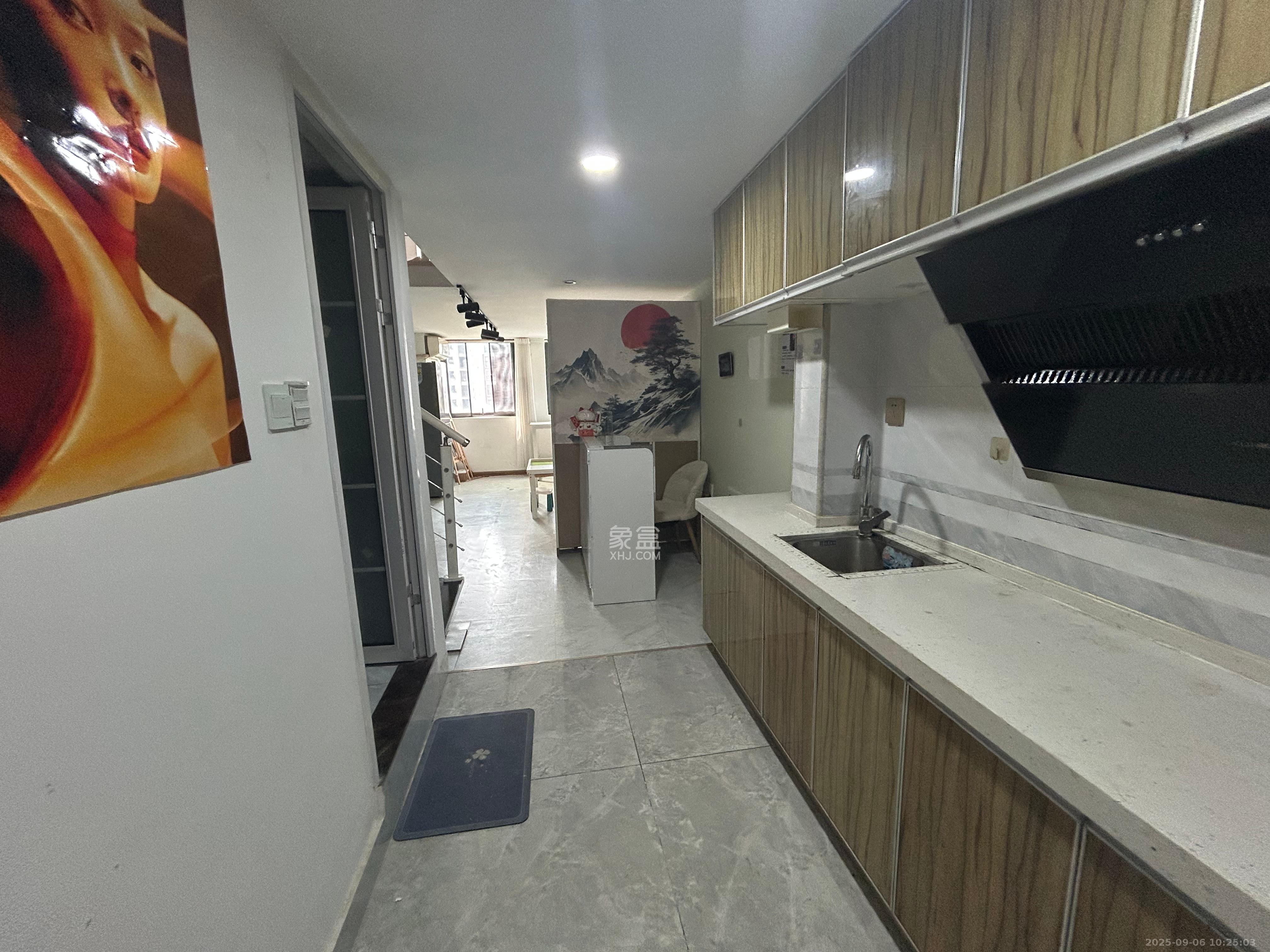 华润置地广场二期  2室1厅1卫    1700.0元/月 华润置地广场二期  2室1厅1卫    1700.0元/月室内图