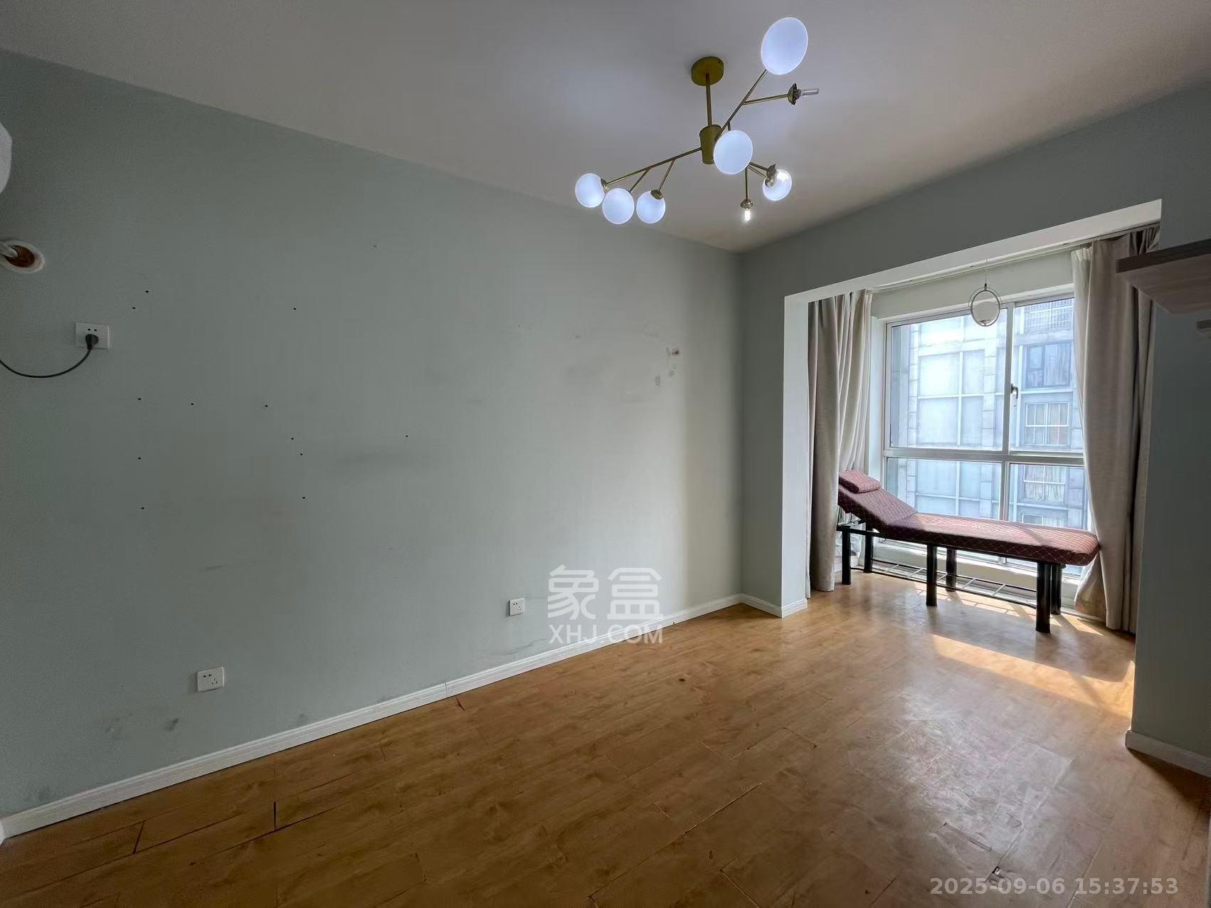 君临国际  1室2厅1卫    3200.0元/月室内图