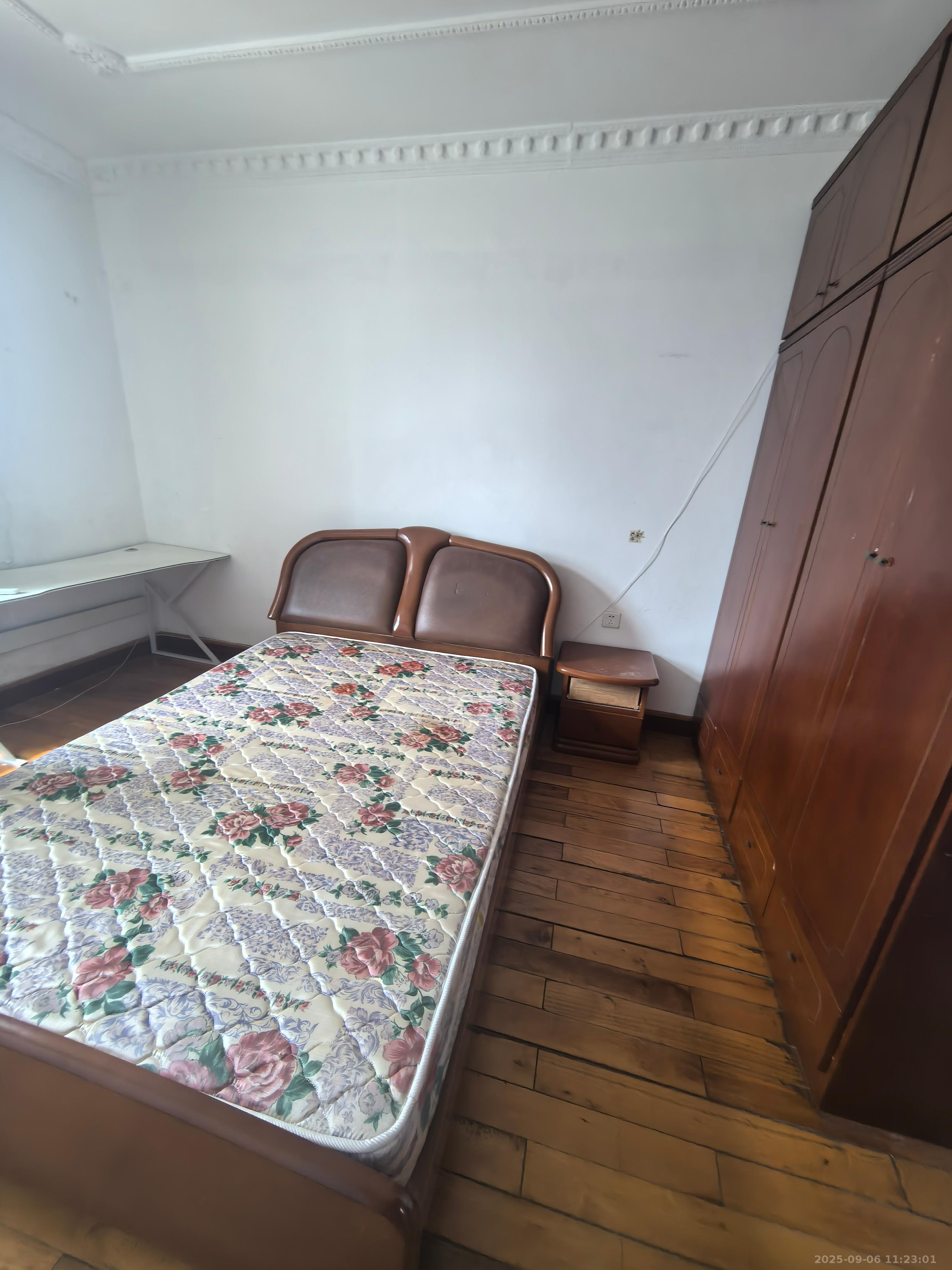 粮贸大厦  3室1厅1卫    2500.0元/月室内图