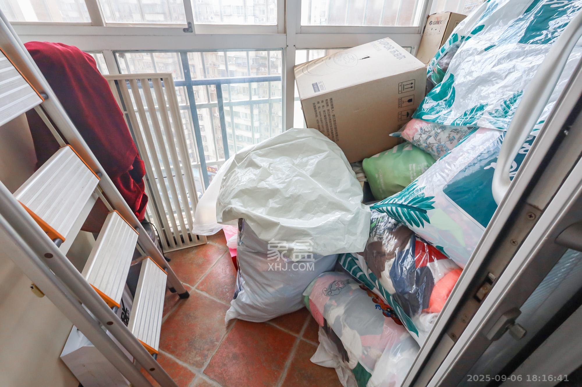 岳麓现代城  4室2厅2卫    229.0万阳台