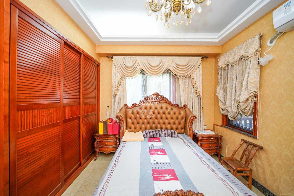 保利阆峰云墅 5室2厅4卫 868.0万 保利阆峰云墅 5室2厅4卫 868.0万卧室