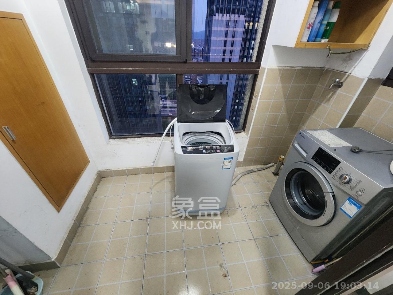 绿地中央广场  2室2厅1卫    2300.0元/月室内图