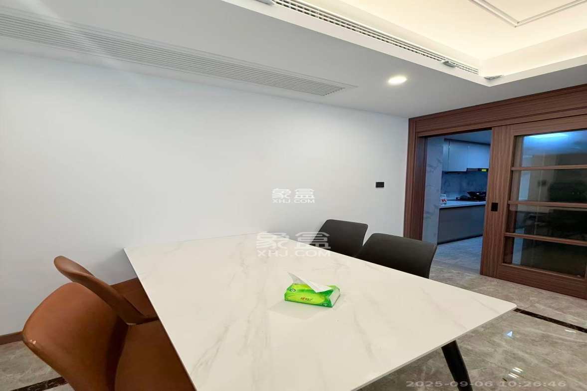 绿地V岛 3室2厅2卫 3800.0元/月 绿地V岛 3室2厅2卫 3800.0元/月室内图