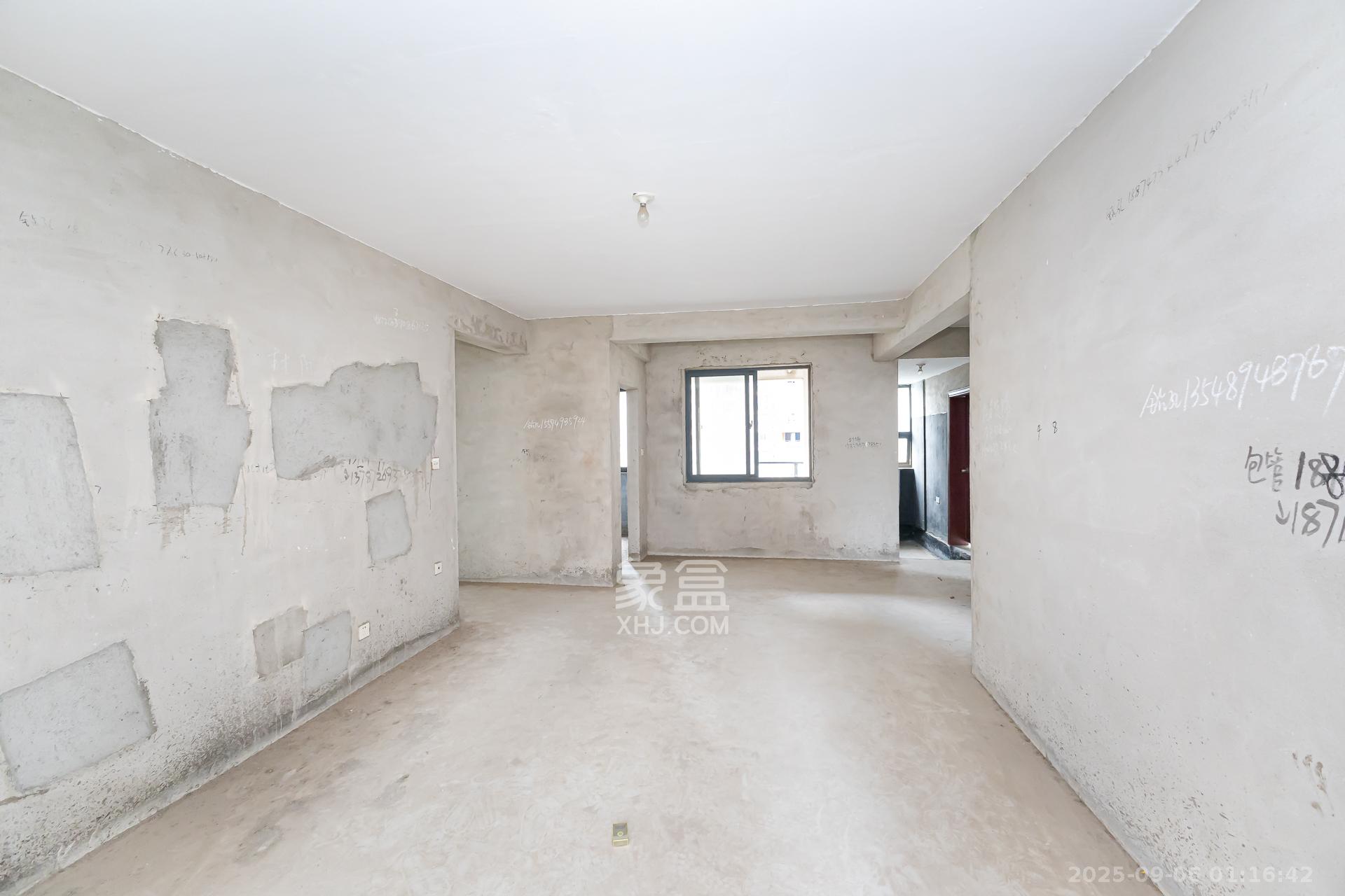 明发国际城  4室2厅2卫    80.0万客厅