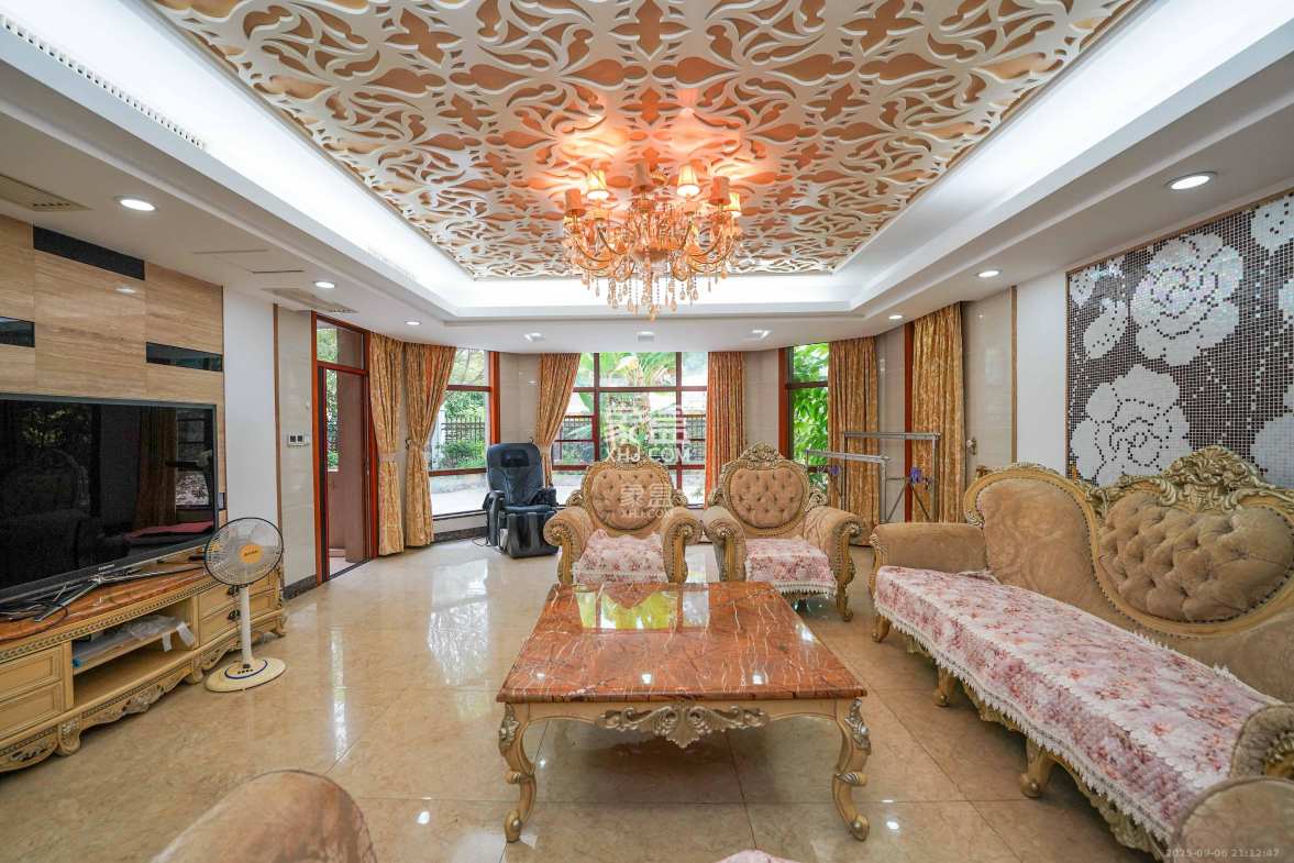 保利阆峰云墅 5室2厅4卫 868.0万 保利阆峰云墅 5室2厅4卫 868.0万客厅