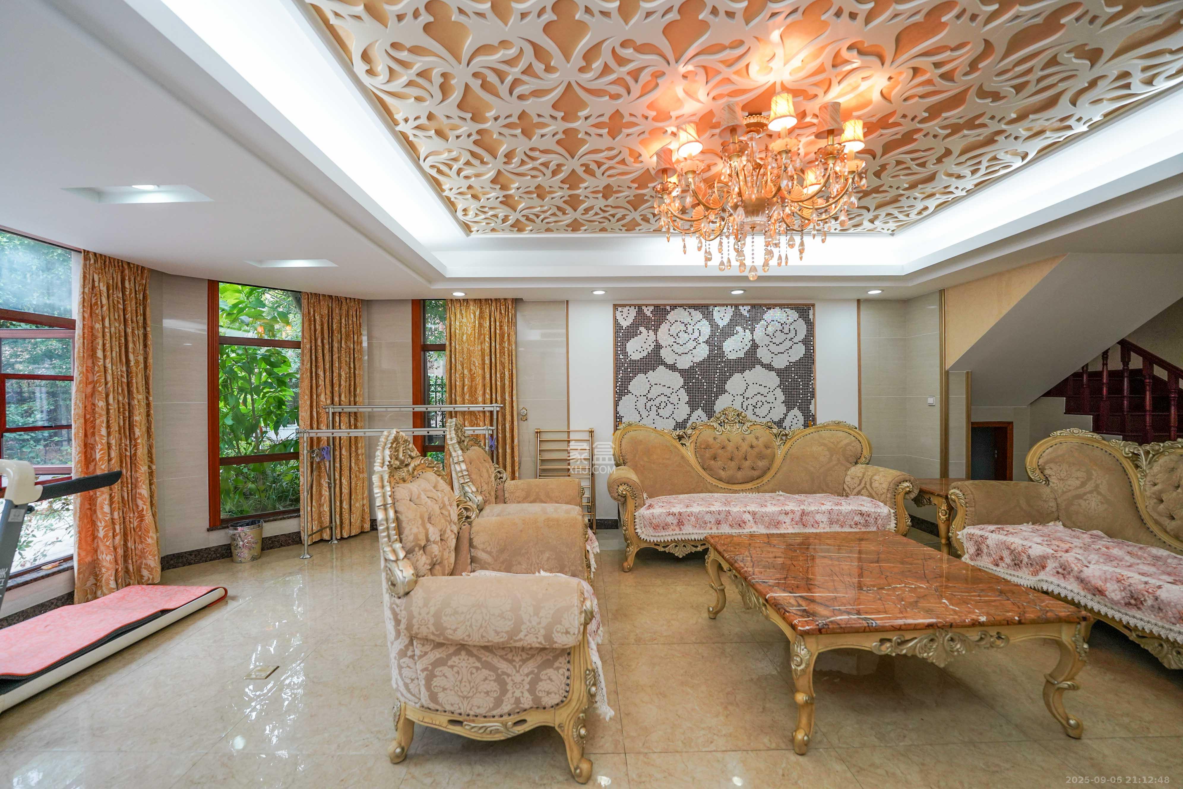 保利阆峰云墅 5室2厅4卫 868.0万 保利阆峰云墅 5室2厅4卫 868.0万客厅