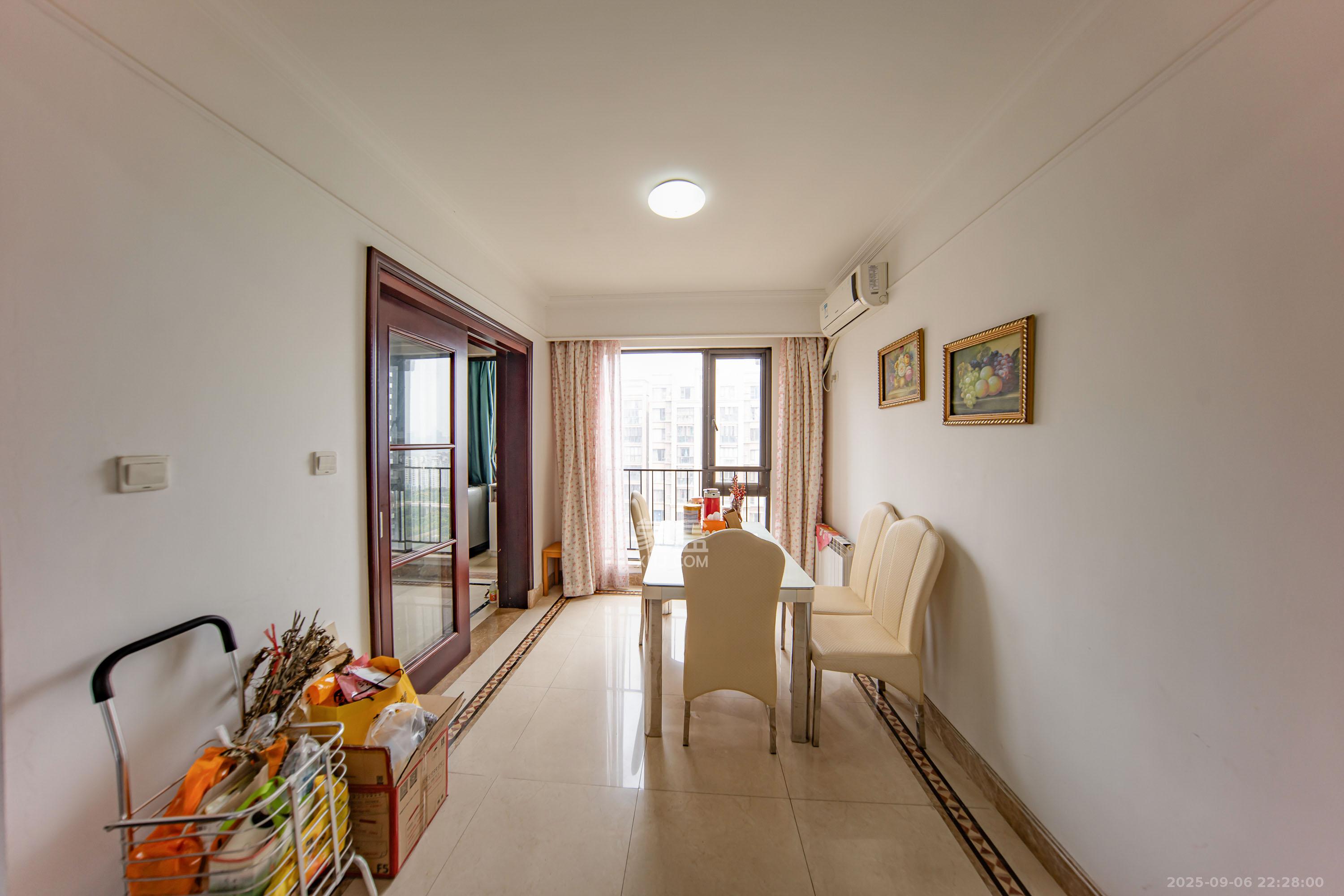 中海国际一期 1室2厅2卫 95.0万 中海国际一期 1室2厅2卫 95.0万客厅