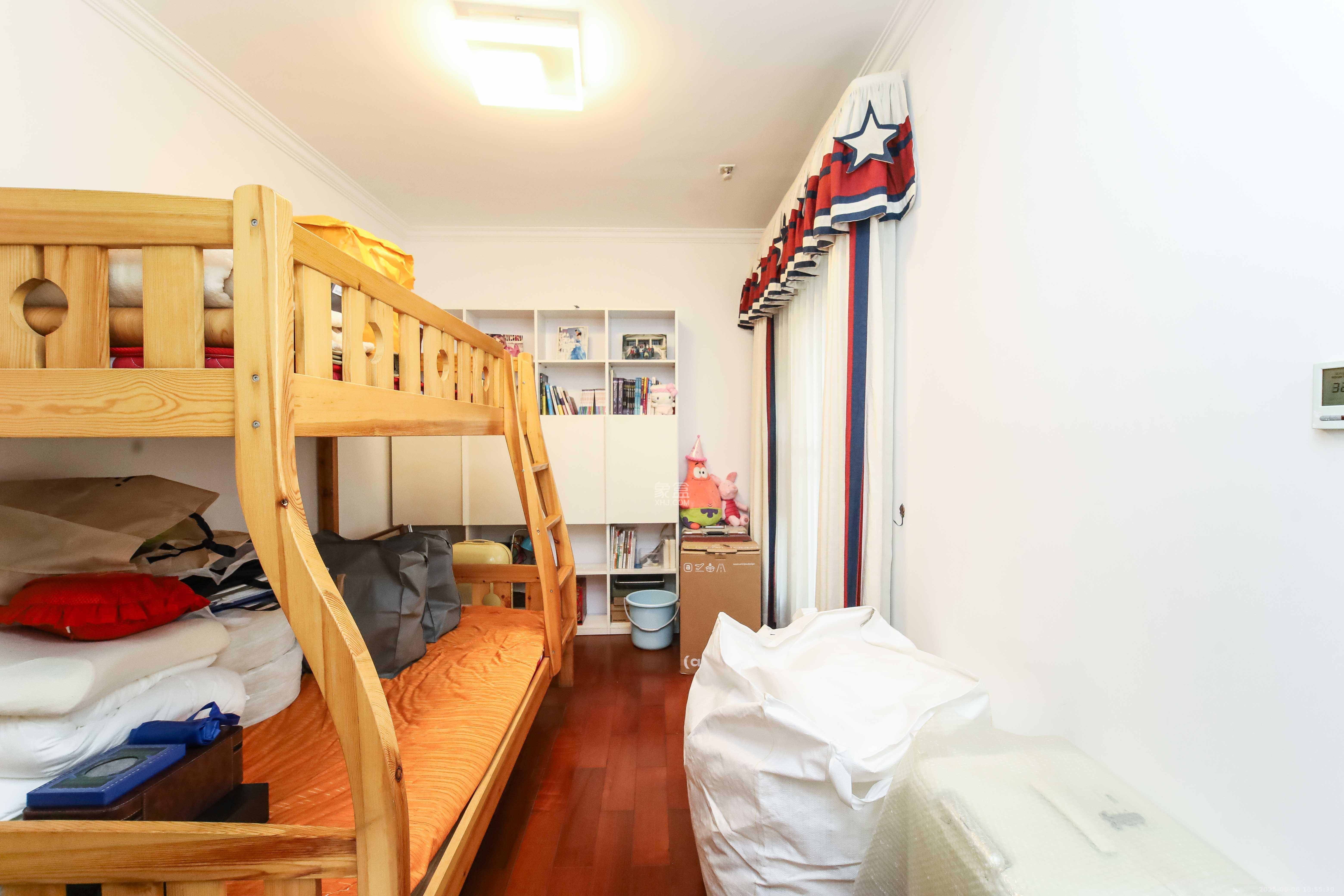 红橡华园(菲莎公馆)  3室2厅2卫    148.0万 红橡华园(菲莎公馆)  3室2厅2卫    148.0万卧室