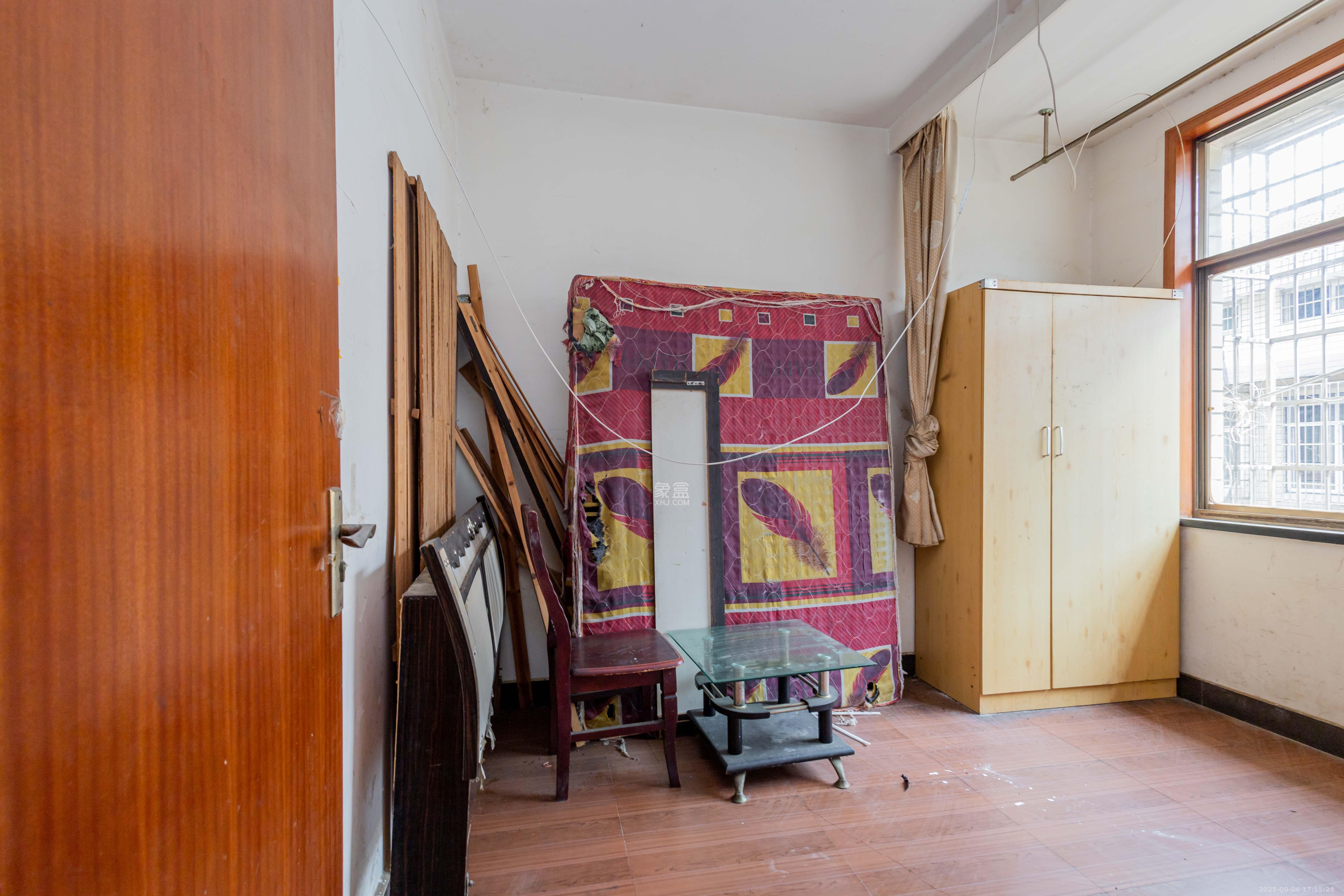 泉塘小区  3室2厅2卫    1000.0元/月室内图