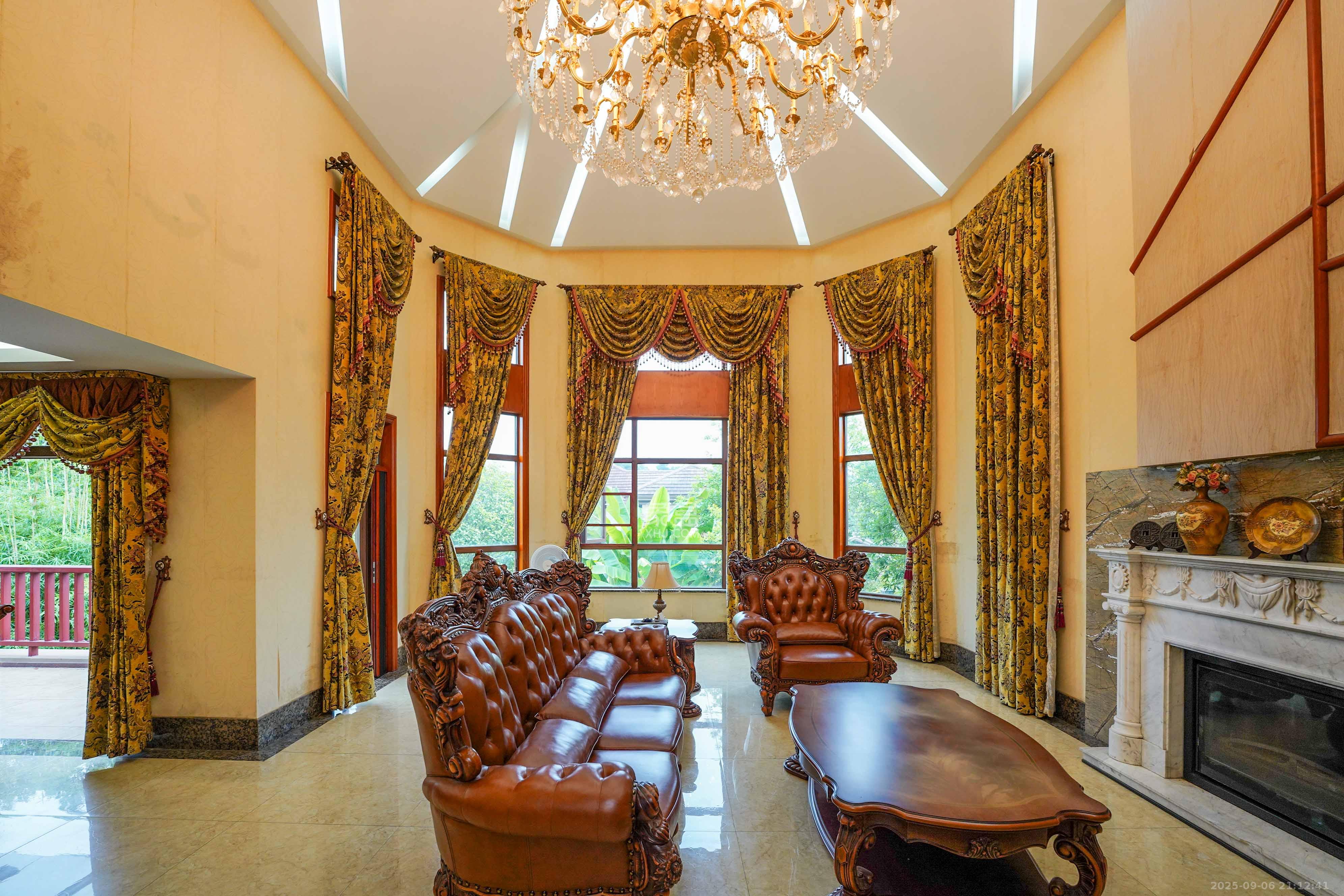 保利阆峰云墅 5室2厅4卫 868.0万 保利阆峰云墅 5室2厅4卫 868.0万客厅