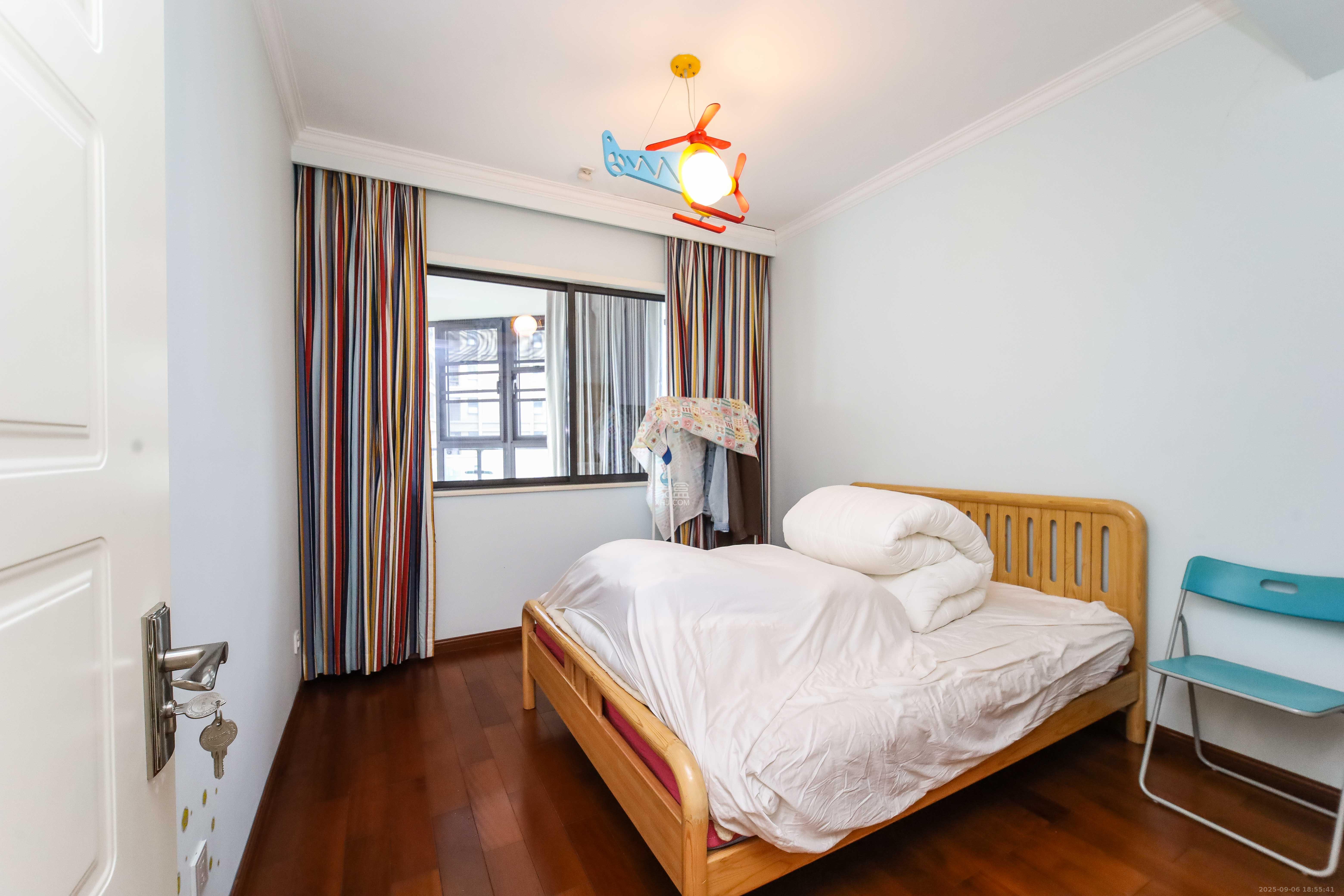 红橡华园(菲莎公馆)  3室2厅2卫    148.0万 红橡华园(菲莎公馆)  3室2厅2卫    148.0万卧室