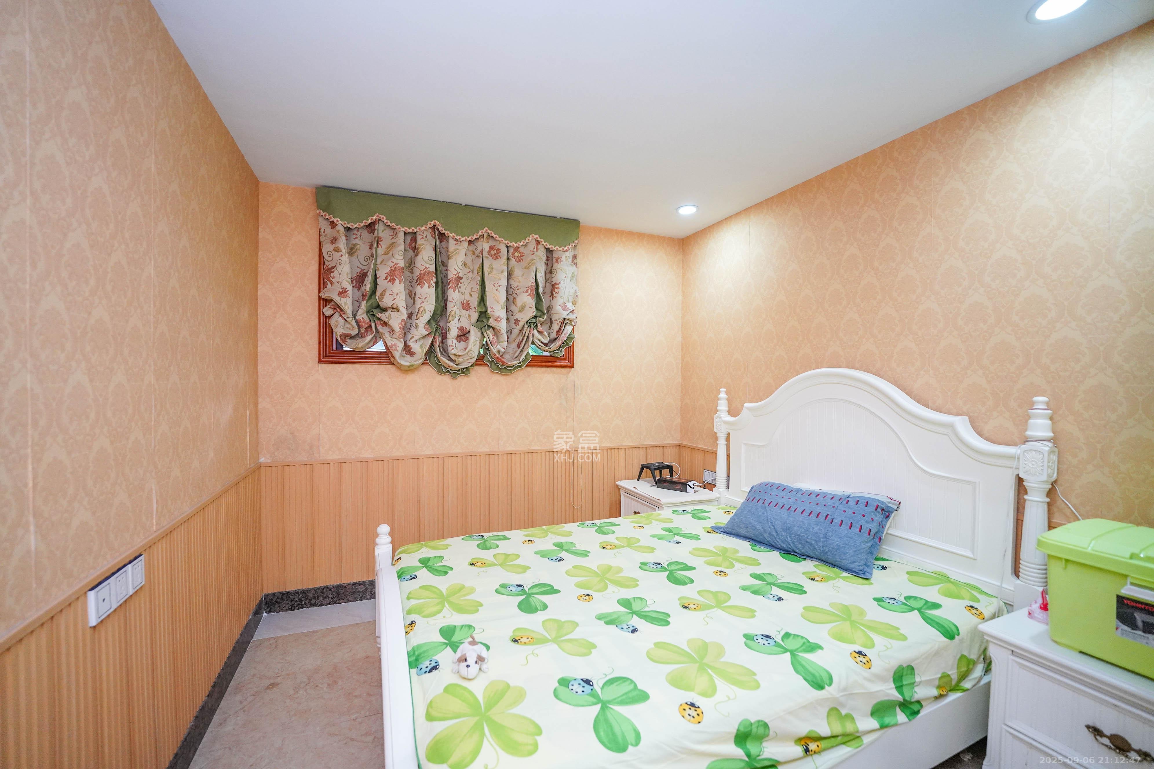 保利阆峰云墅 5室2厅4卫 868.0万 保利阆峰云墅 5室2厅4卫 868.0万卧室