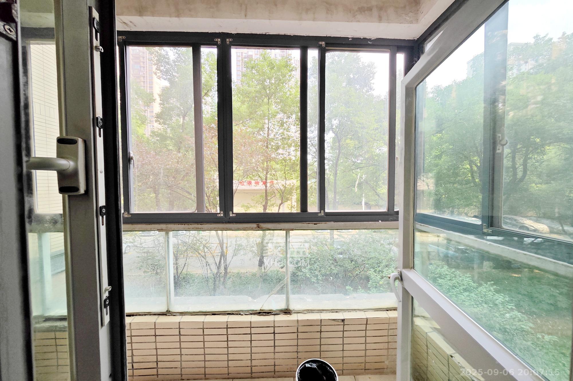 新城新世界一二三期  2室2厅1卫    76.0万 新城新世界一二三期  2室2厅1卫    76.0万阳台