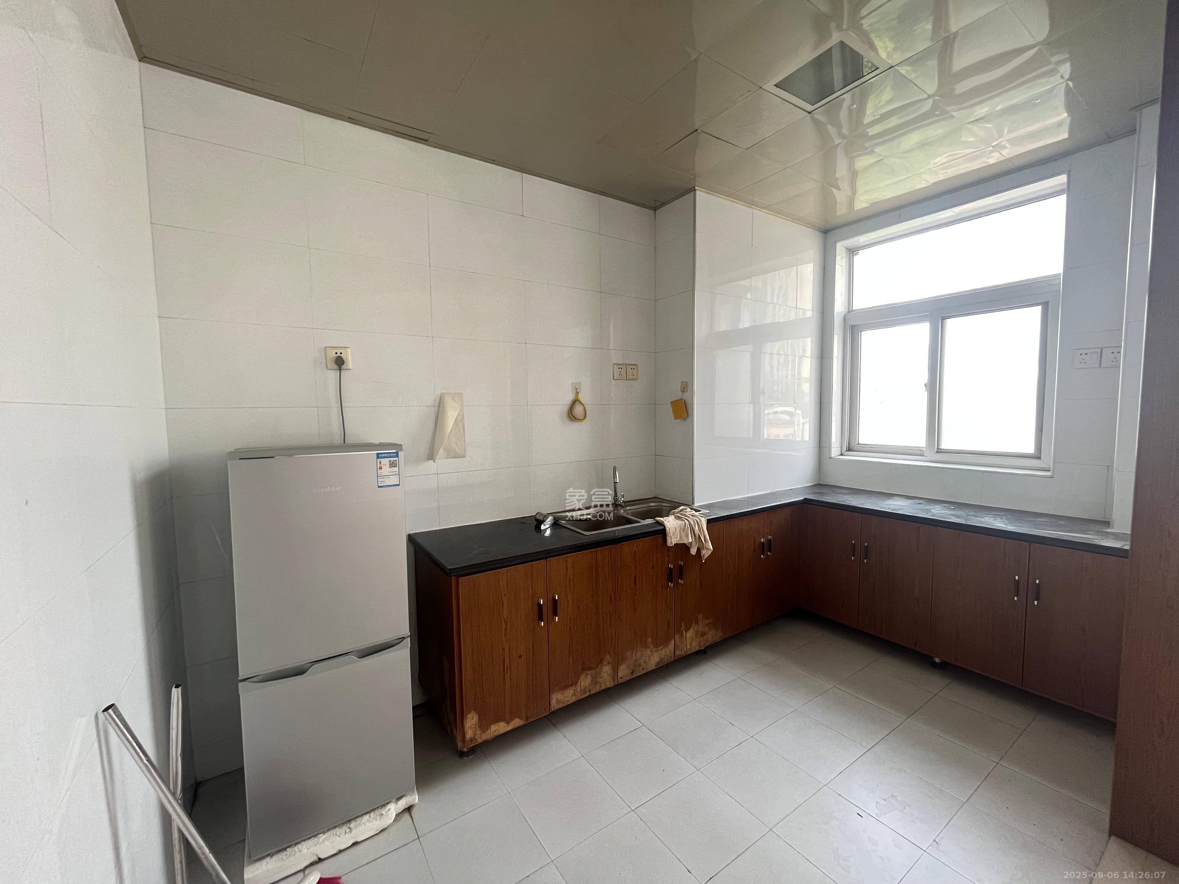 联通小区(瑞丽园) 4室2厅2卫 3200.0元/月 联通小区(瑞丽园) 4室2厅2卫 3200.0元/月室内图