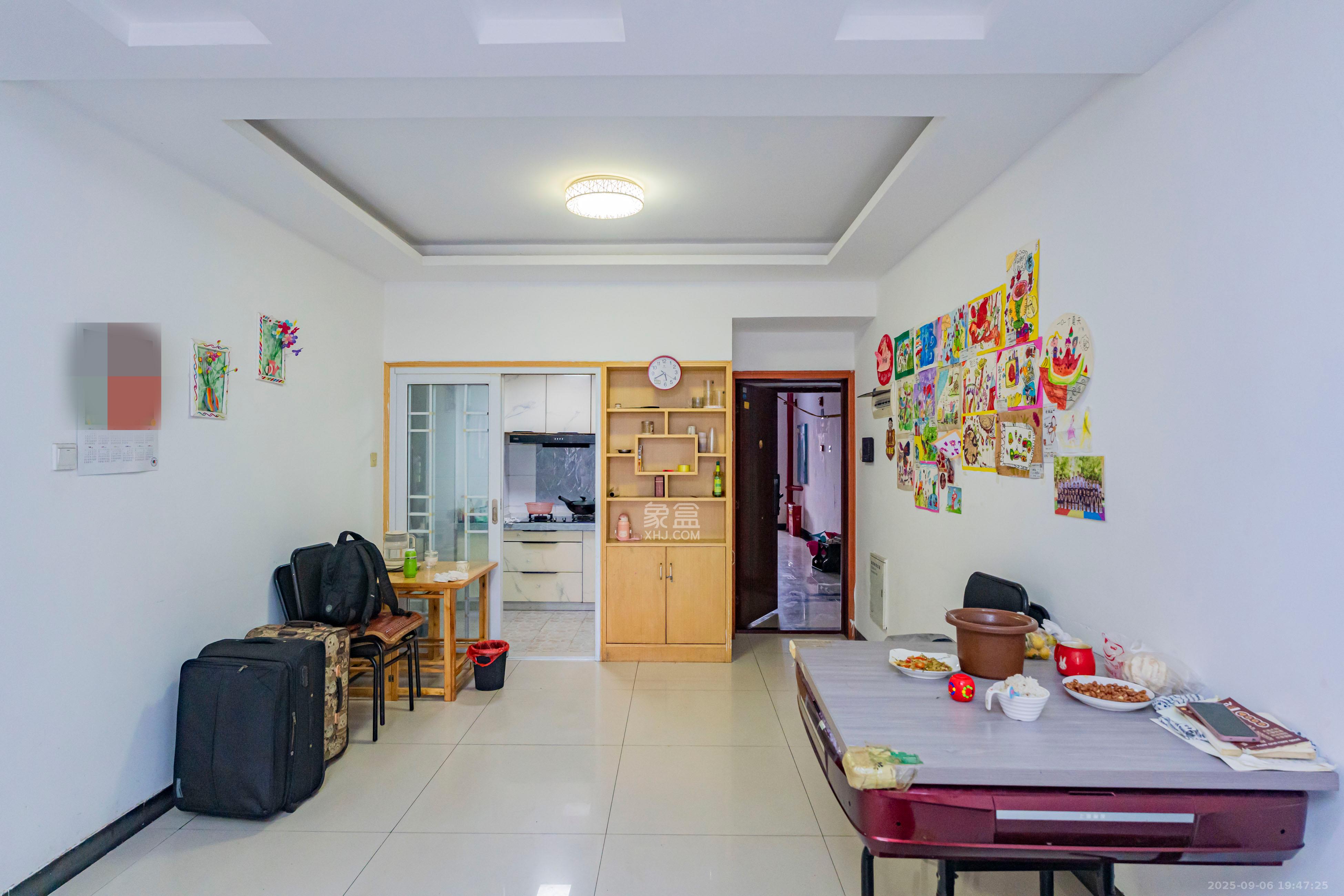 月畔湾  2室2厅1卫    81.0万客厅