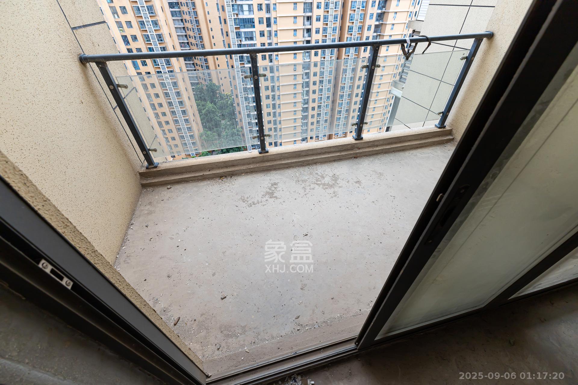 明发国际城  4室2厅2卫    80.0万阳台