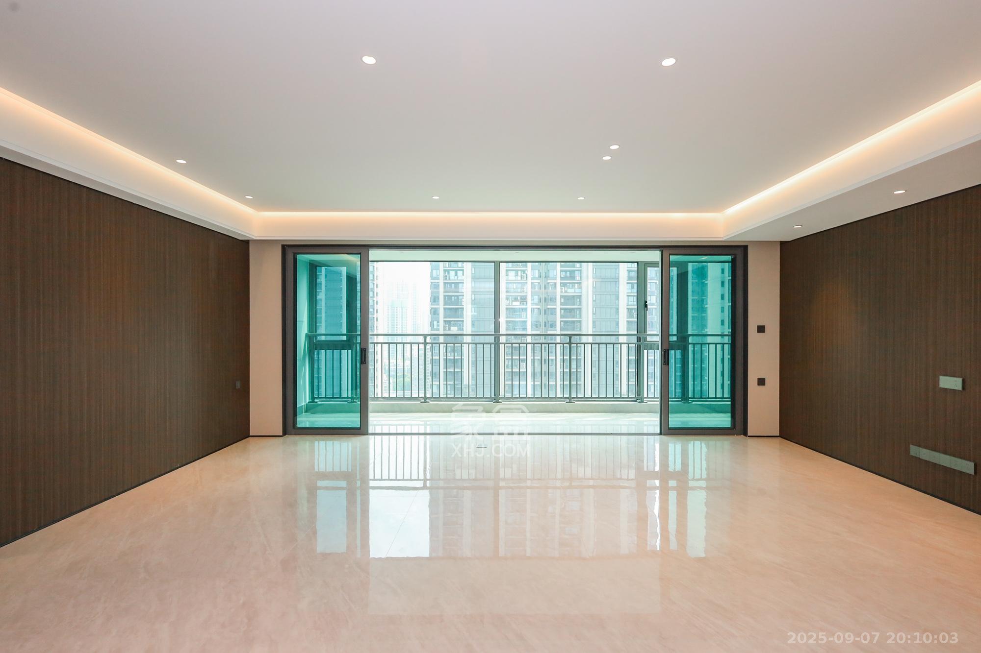 招商蛇口滨江境 4室2厅2卫 398.0万 招商蛇口滨江境 4室2厅2卫 398.0万客厅