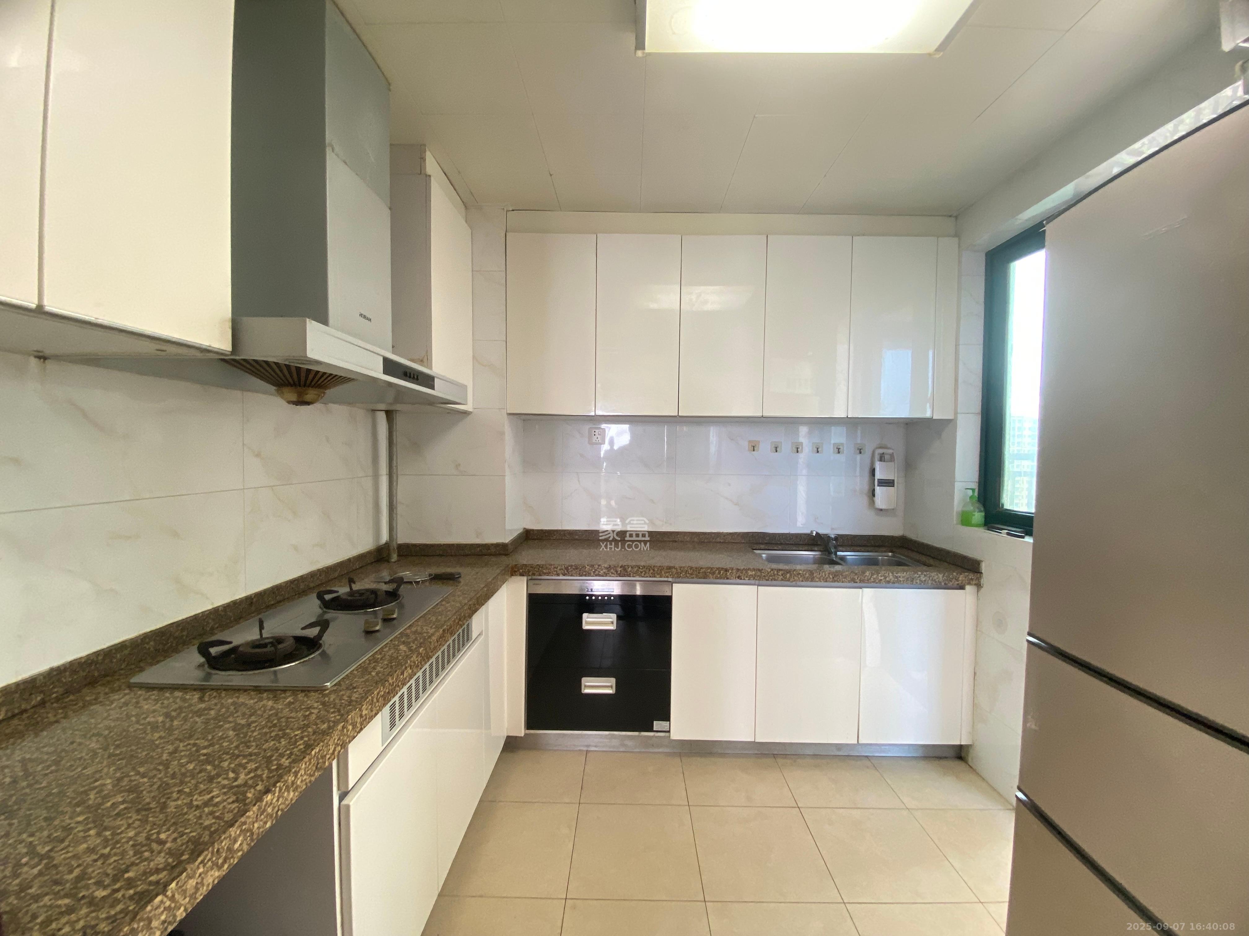 恒大翡翠华庭 3室2厅1卫 2350.0元/月 恒大翡翠华庭 3室2厅1卫 2350.0元/月室内图