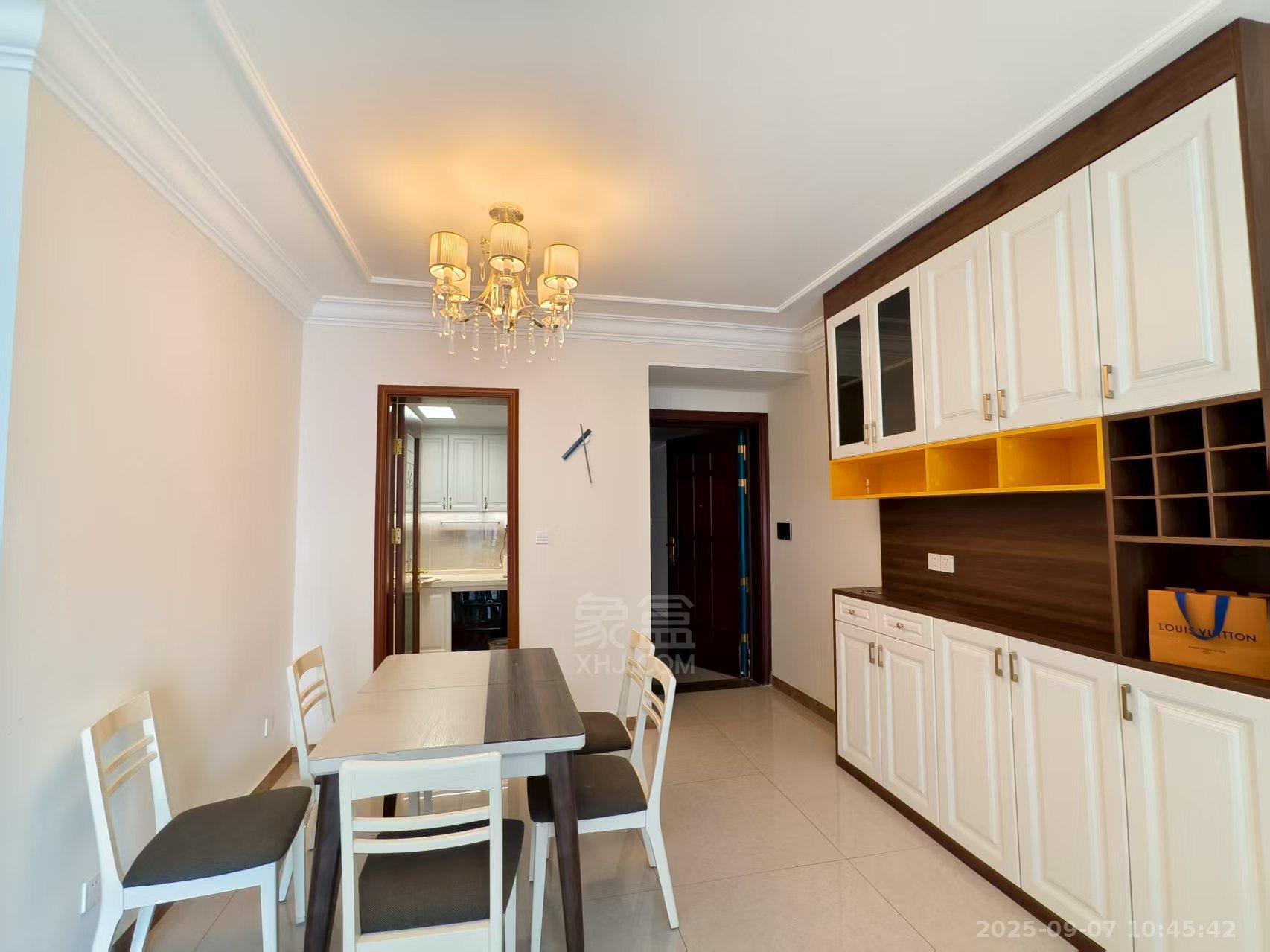 恒大华府  4室2厅2卫    2500.0元/月室内图