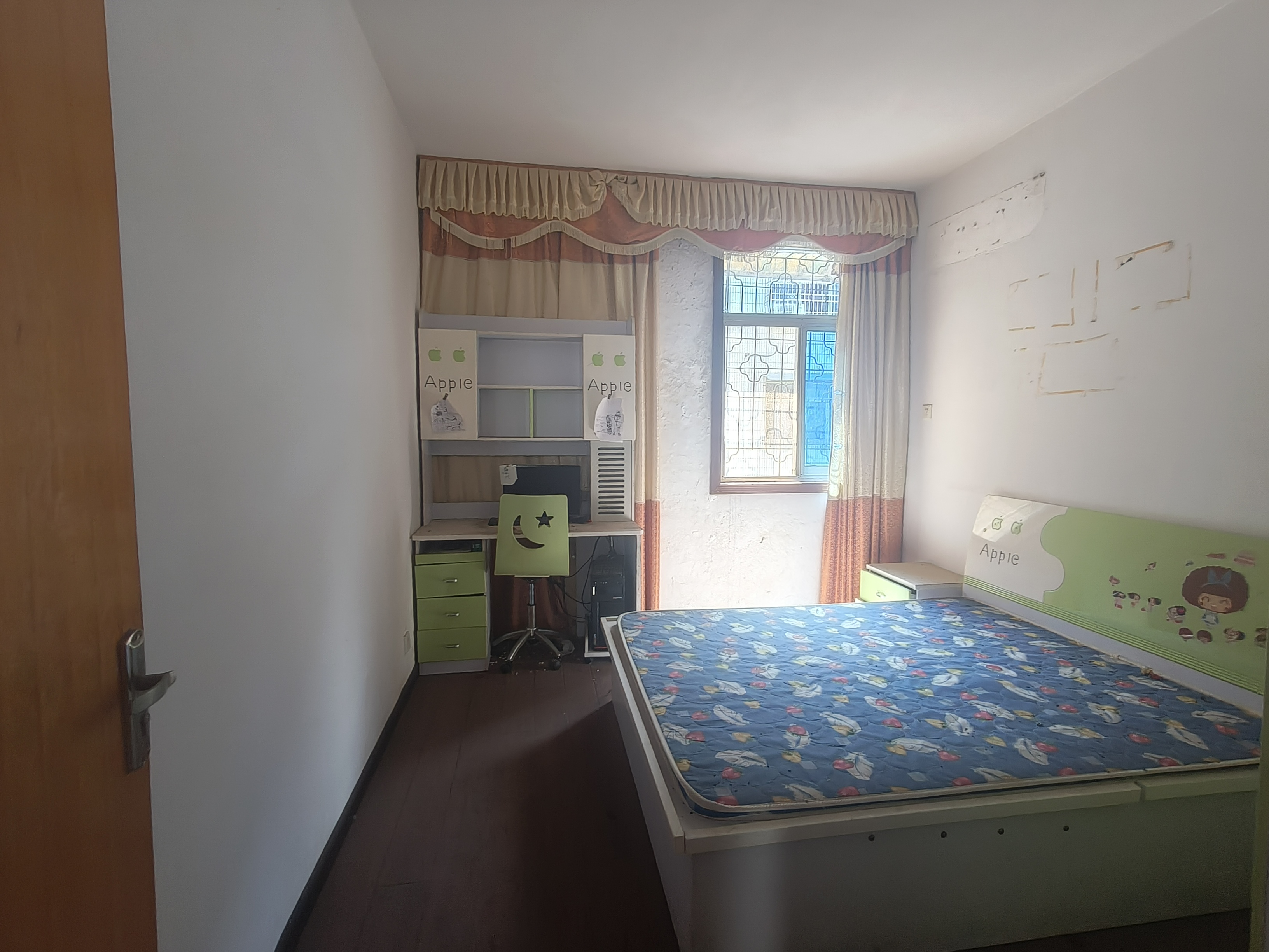 宝塔岗新村小区  3室2厅1卫    30.0万客厅