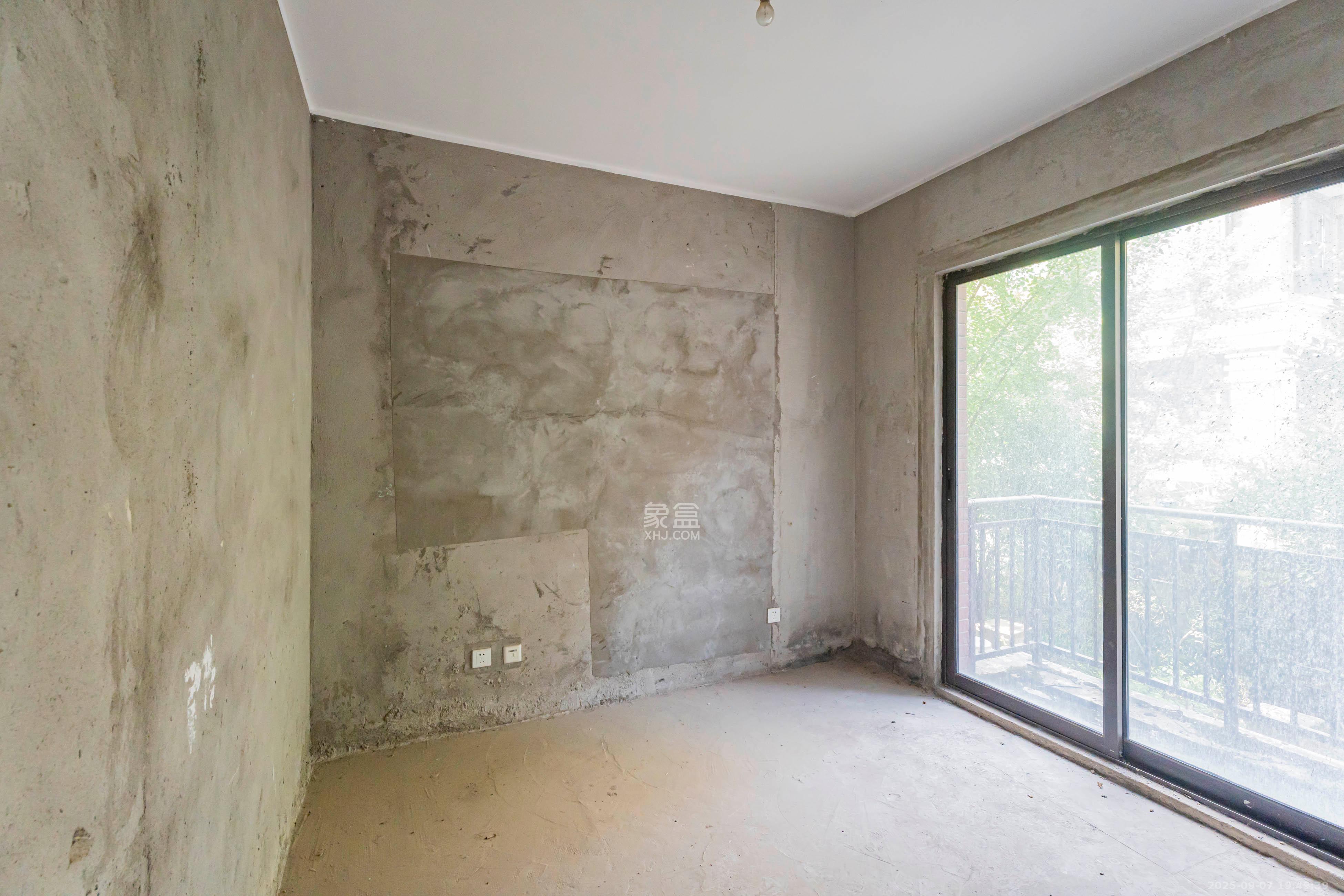 五矿沁园金城（春和景园）  4室2厅2卫    270.0万卧室