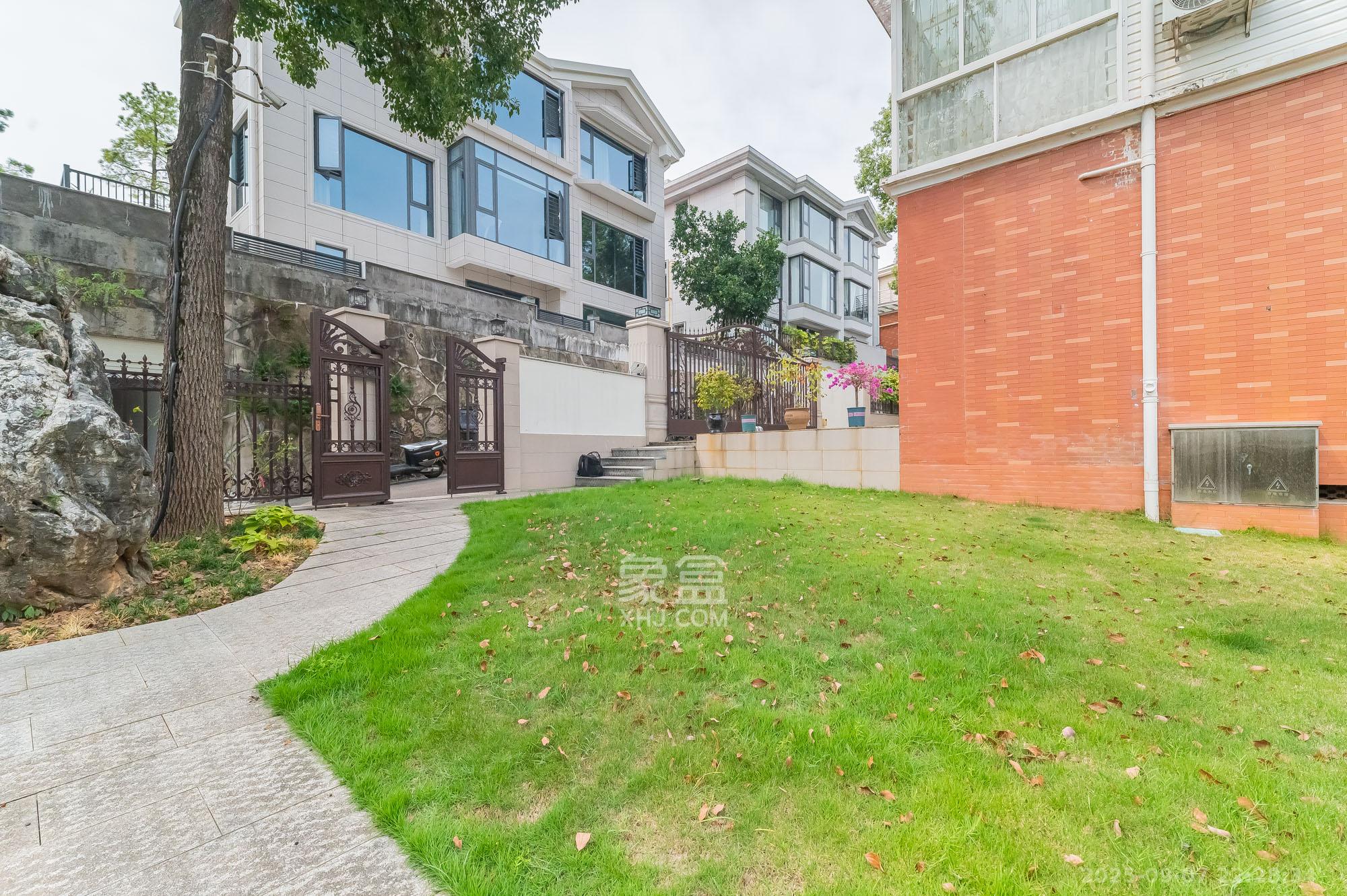 山水芙蓉国际新城  7室2厅3卫    598.0万其他